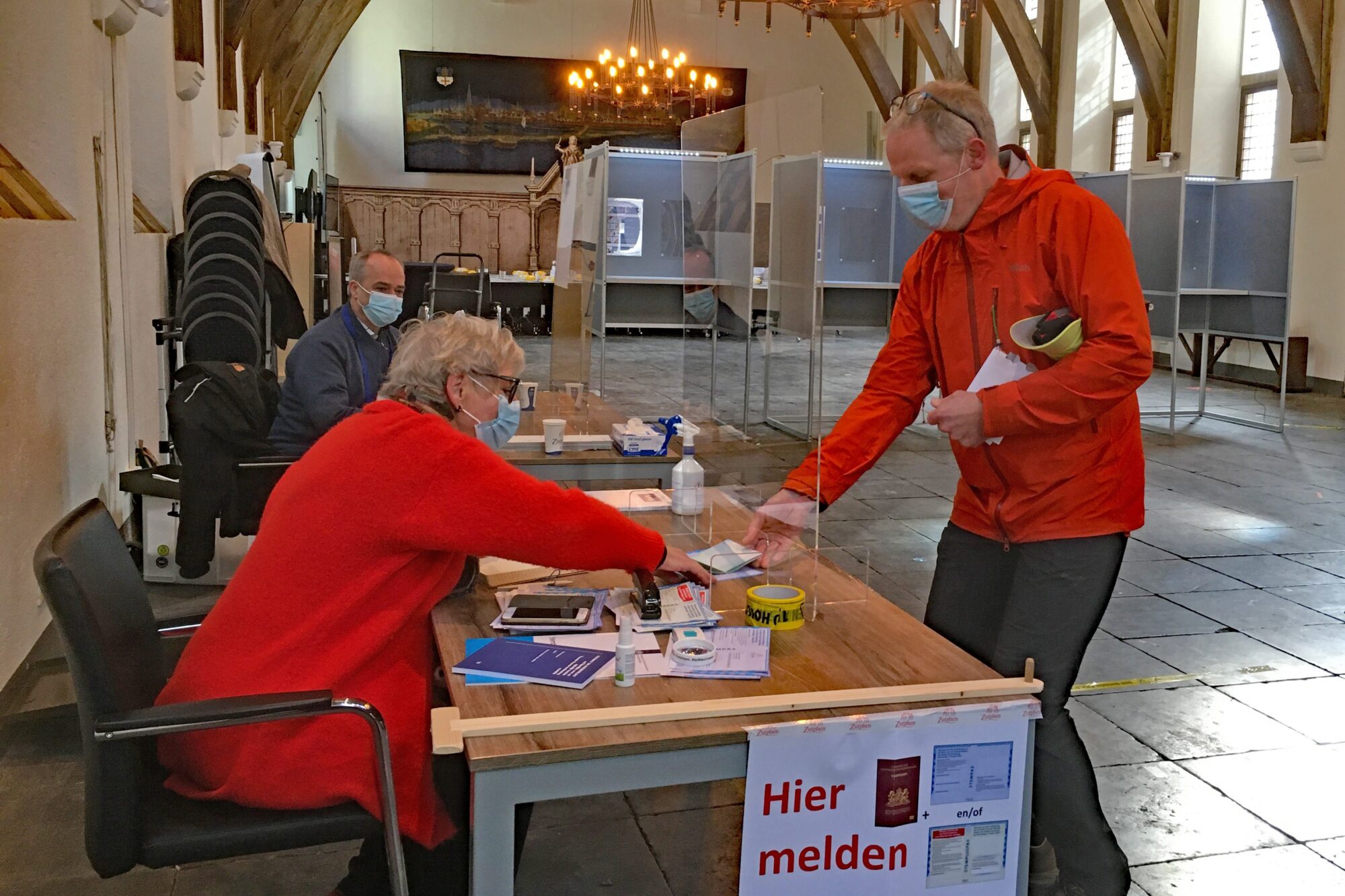 Tweede Kamerverkiezingen De Eerste Stemmen Zijn Uitgebracht