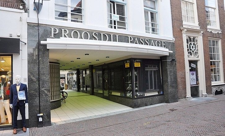 Ingang Proosdijpassage zijde Lange Bisschopstraat voor feestdagen open