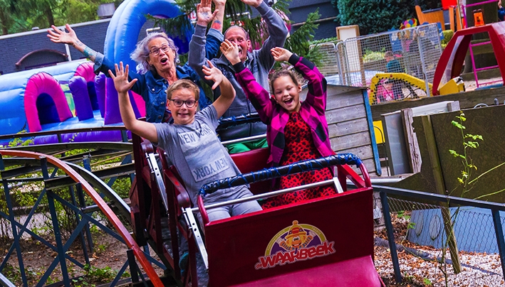 Dagje pretpark voor kinderendie niet op vakantie gaan