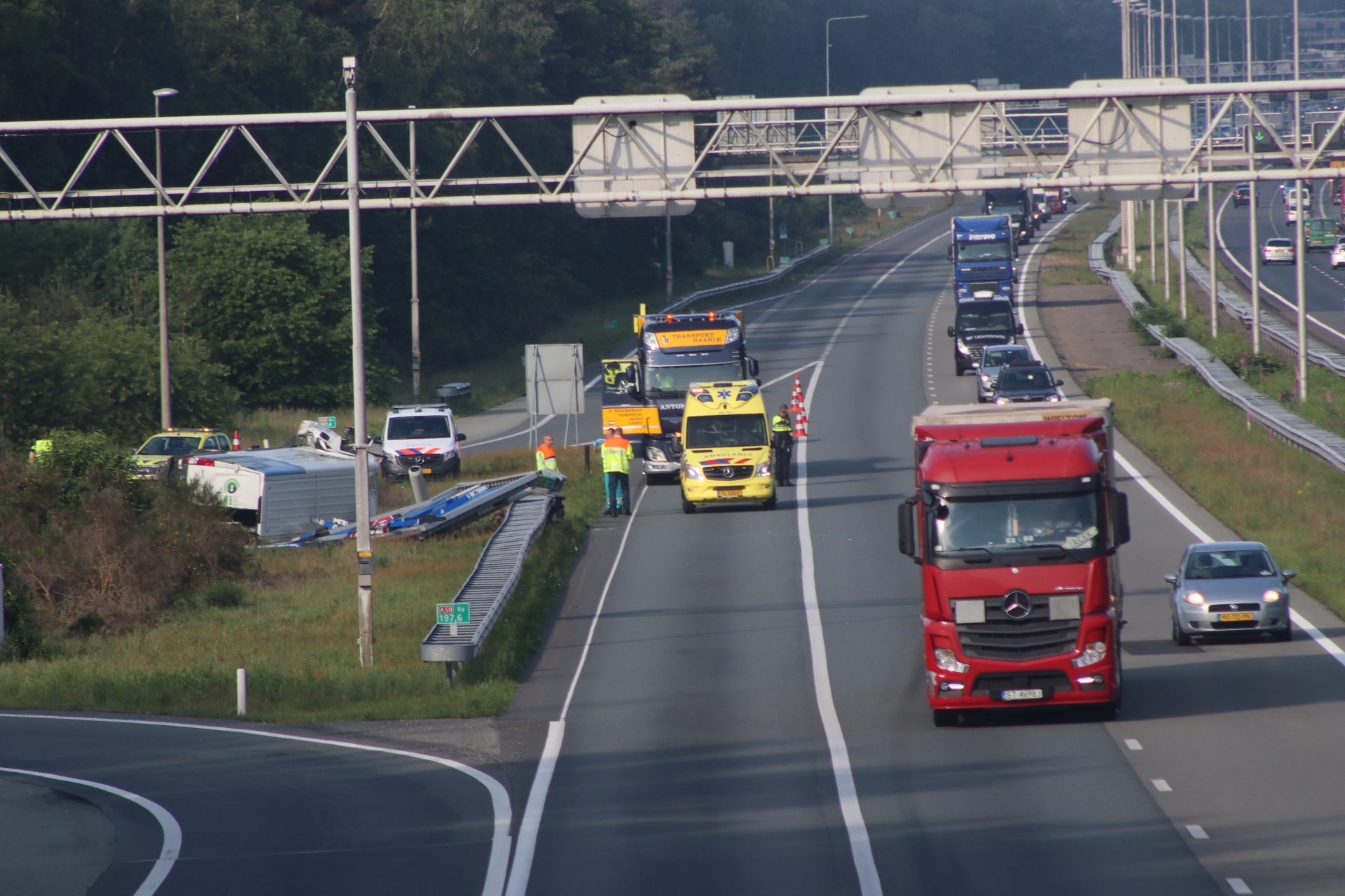 Bestelwagen belandt op zijn kant na ongeval op A50 bij Loenen