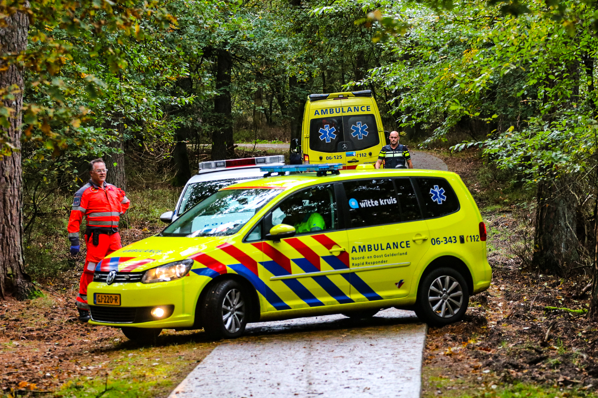 Traumahelikopter landt voor gevallen fietser in bosgebied bij Ugchelen