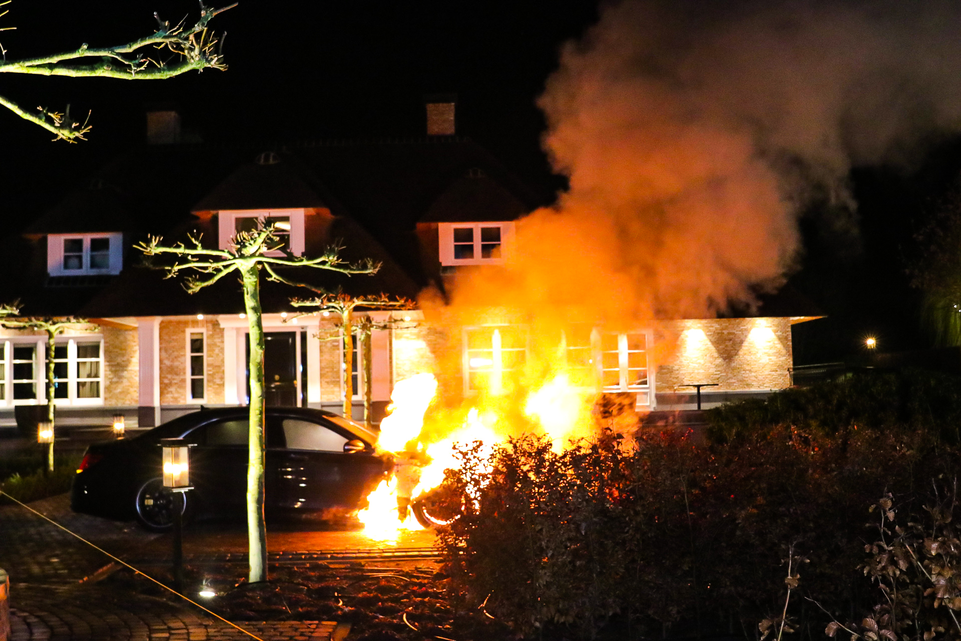 Twee auto’s gaan in vlammen op; Politie sluit brandstichting niet uit