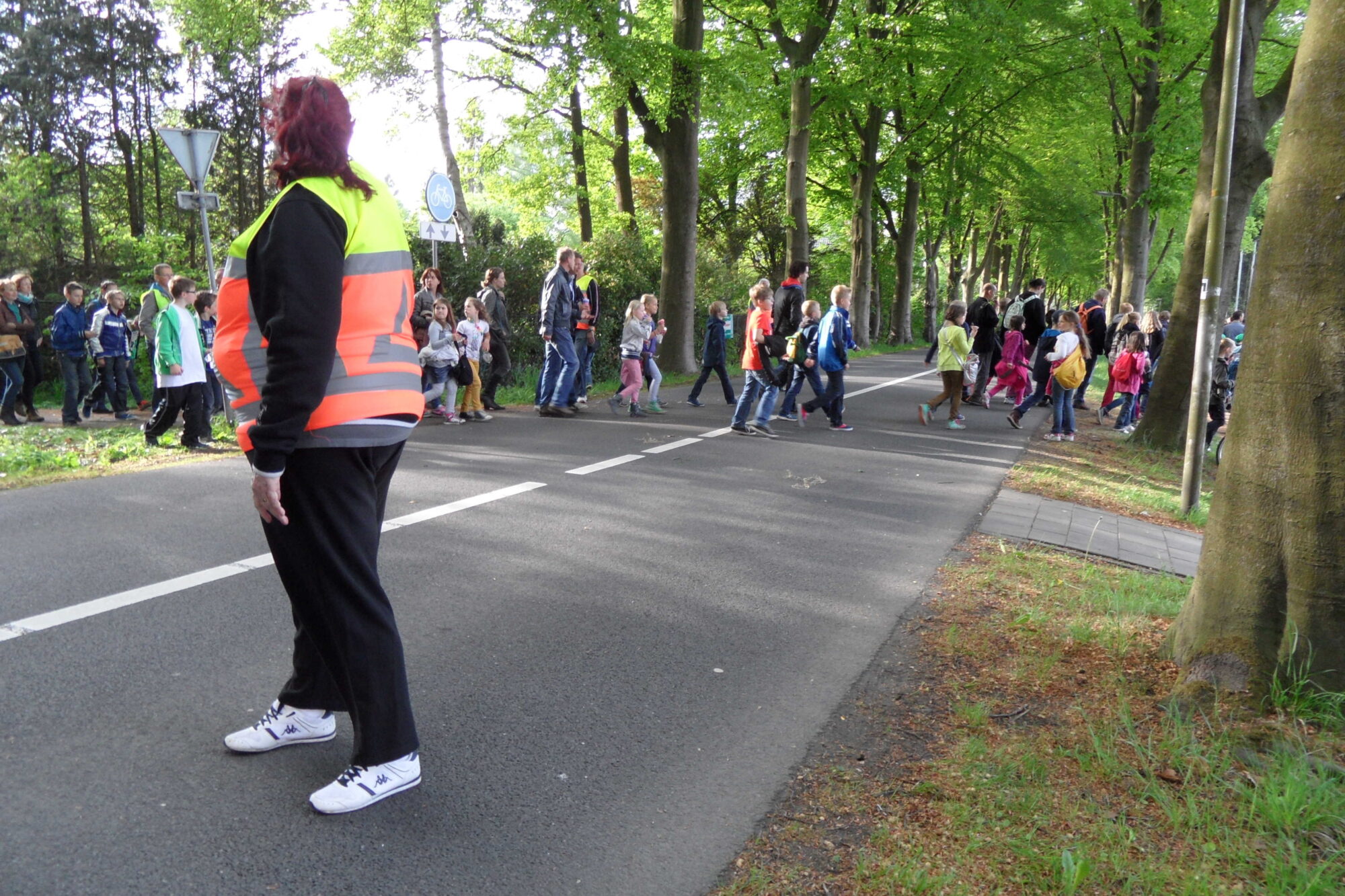 Handje toesteken bij avondvierdaagse