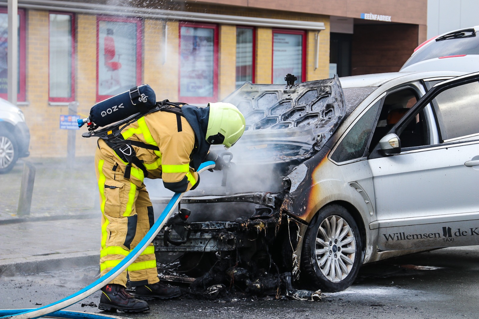 Taxi vliegt al rijdend in brand