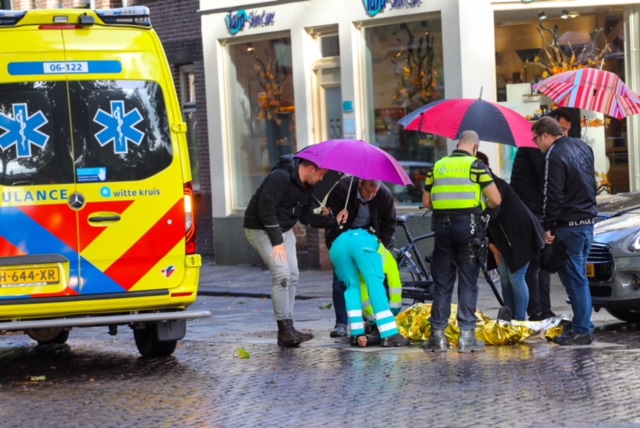 Omstanders schieten gewonde scooterrijder te hulp met paraplu’s in Apeldoorn