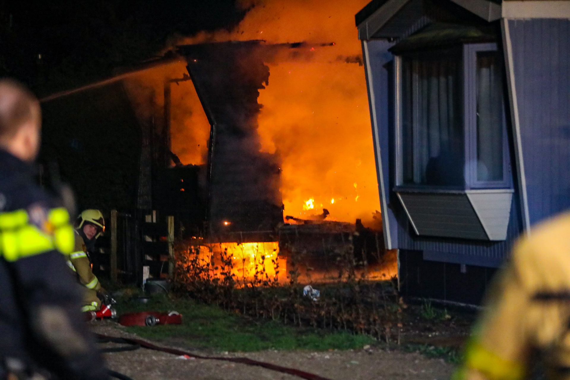 Dode bij uitslaande brand in stacaravan in Lieren; politie start onderzoek