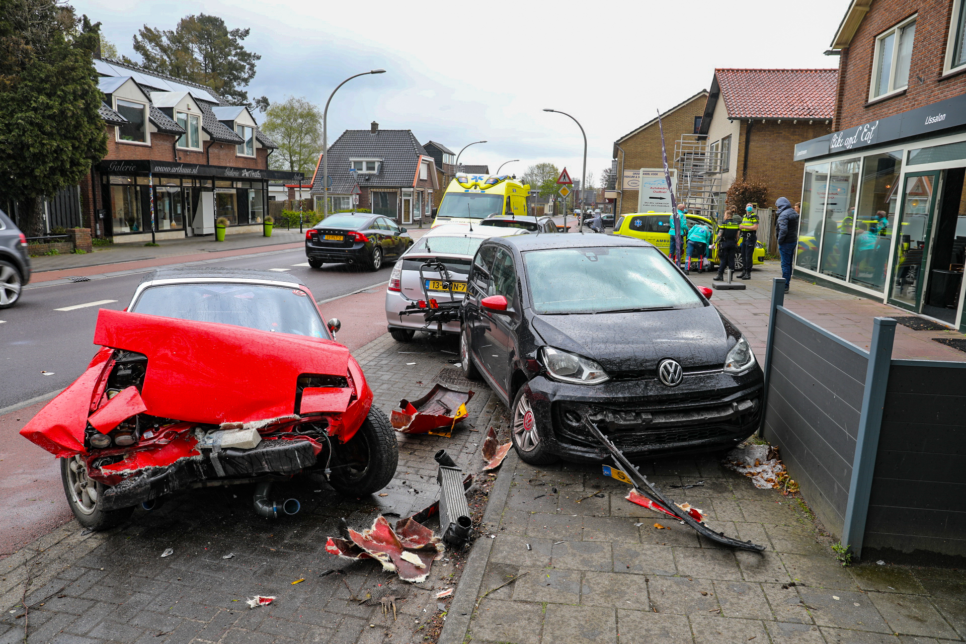 Ravage na ongeluk in Loenen; gewonde naar het ziekenhuis