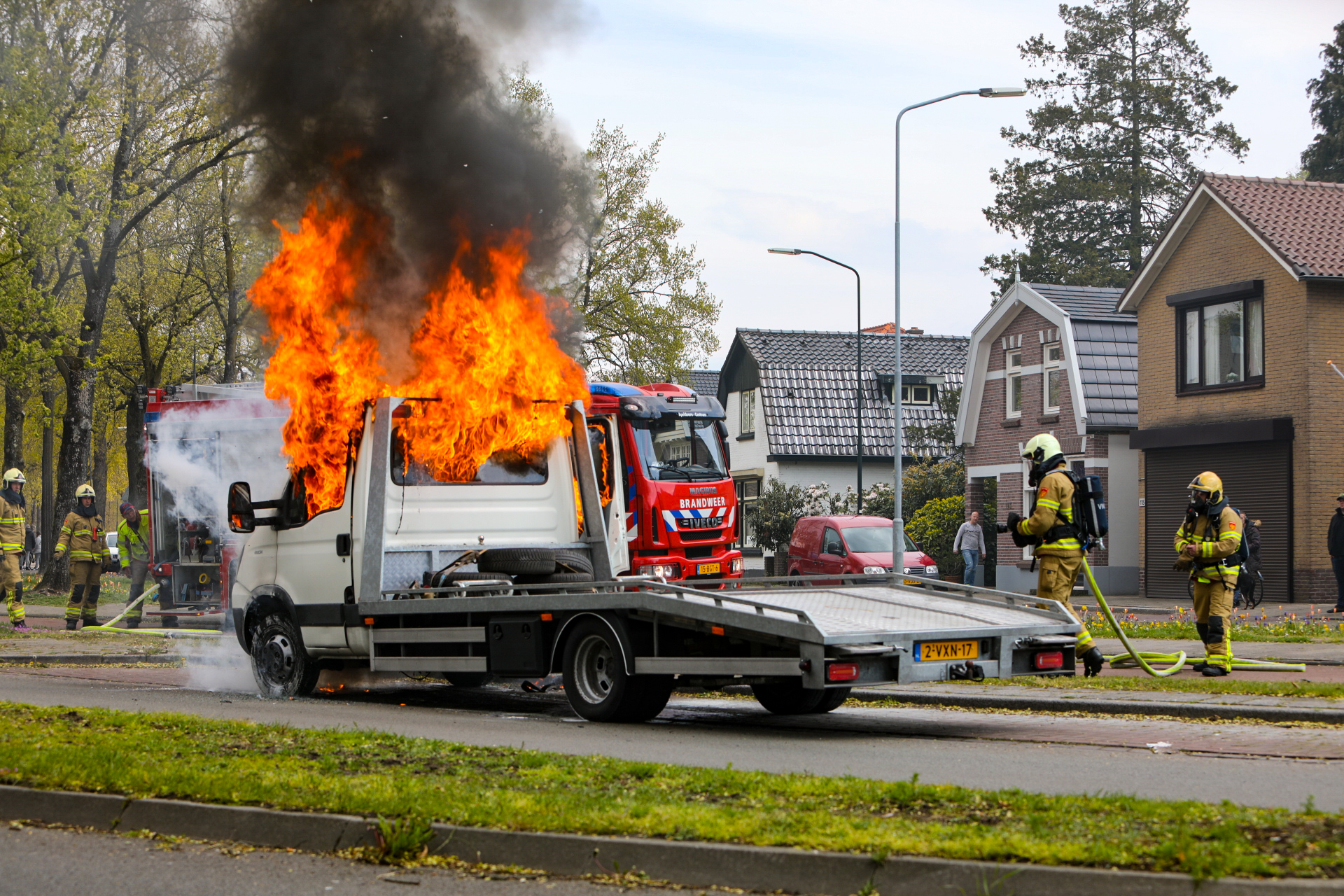 Autoambulance brandt volledig uit in Apeldoorn