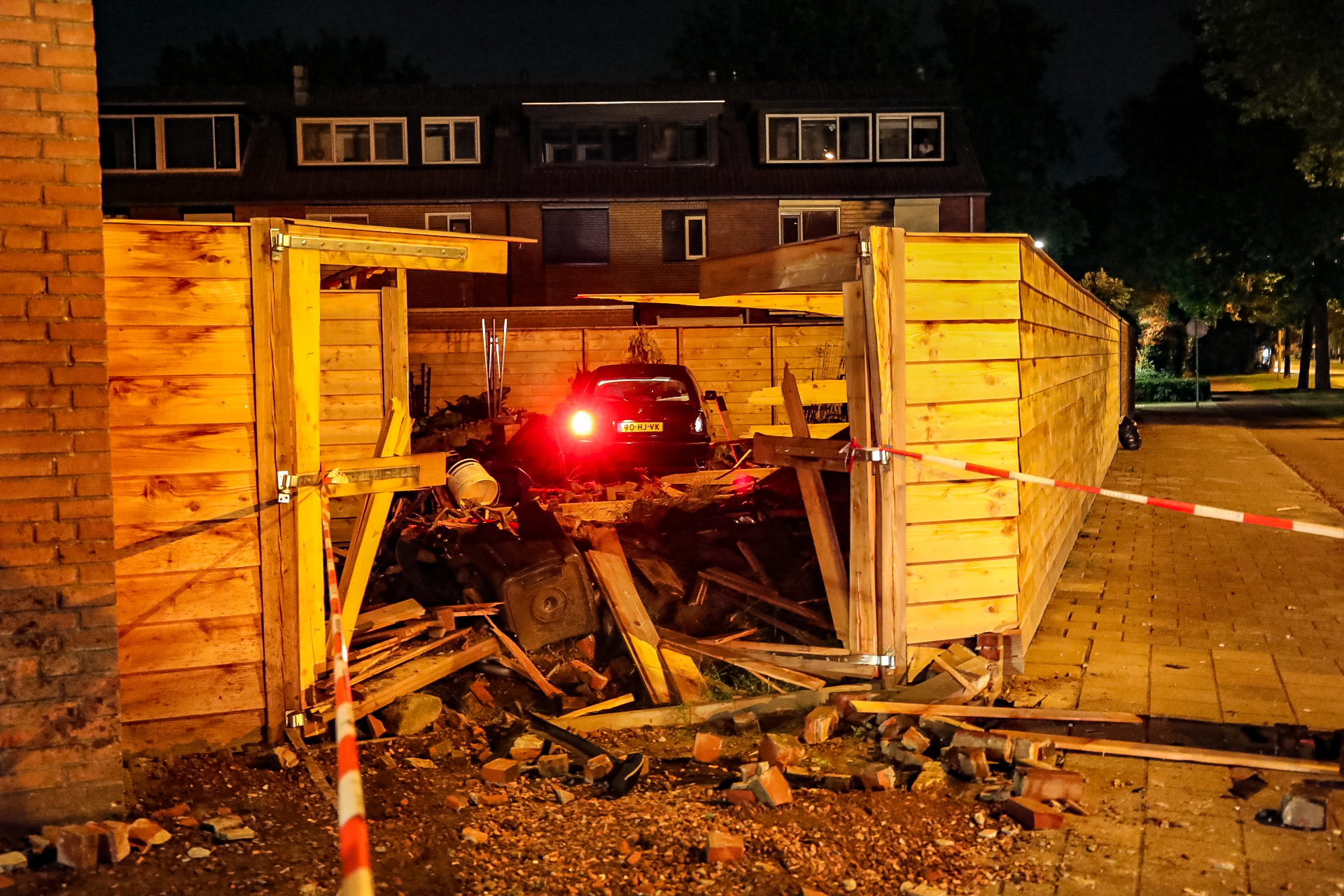 Lachgas aangetroffen in gecrashte auto in tuin