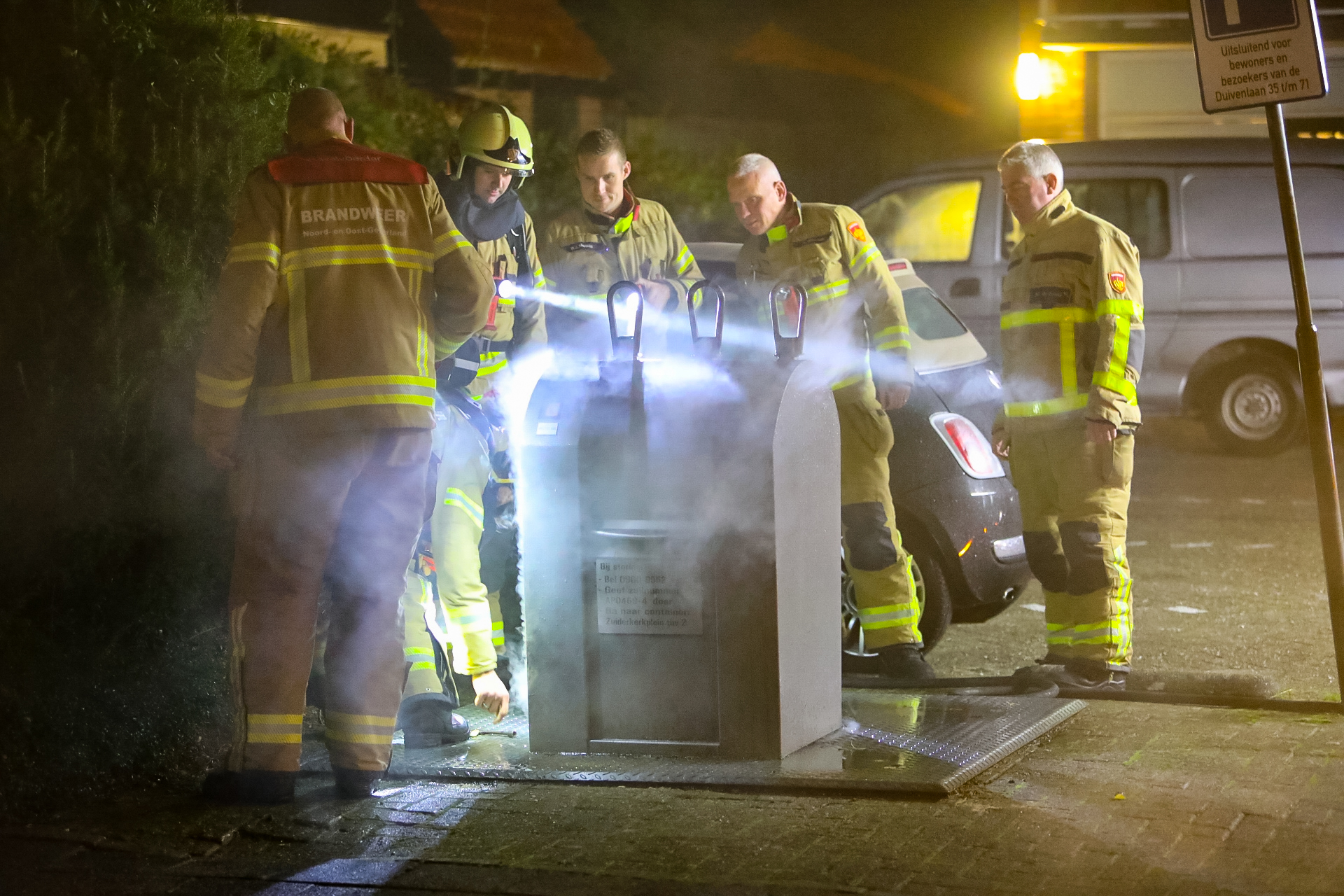 Brandweer blust brandende container