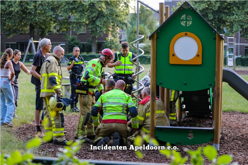 Meisje vast met voeten in speeltoestel Apeldoorn