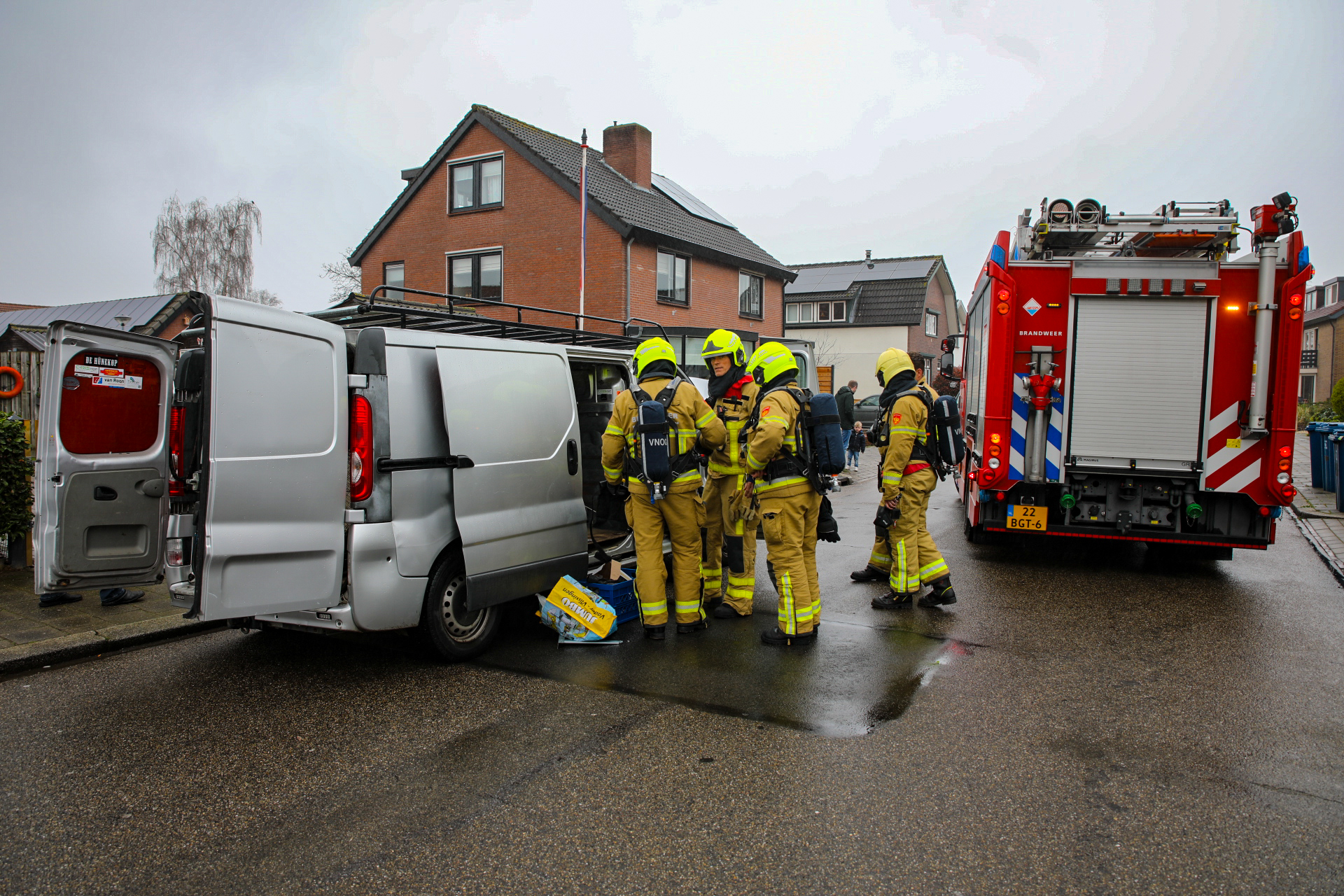 Bestelbus vat vlam in Apeldoorn