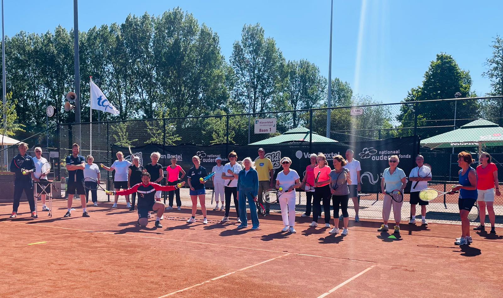 Tom Okker present bij tennisdag voor senioren