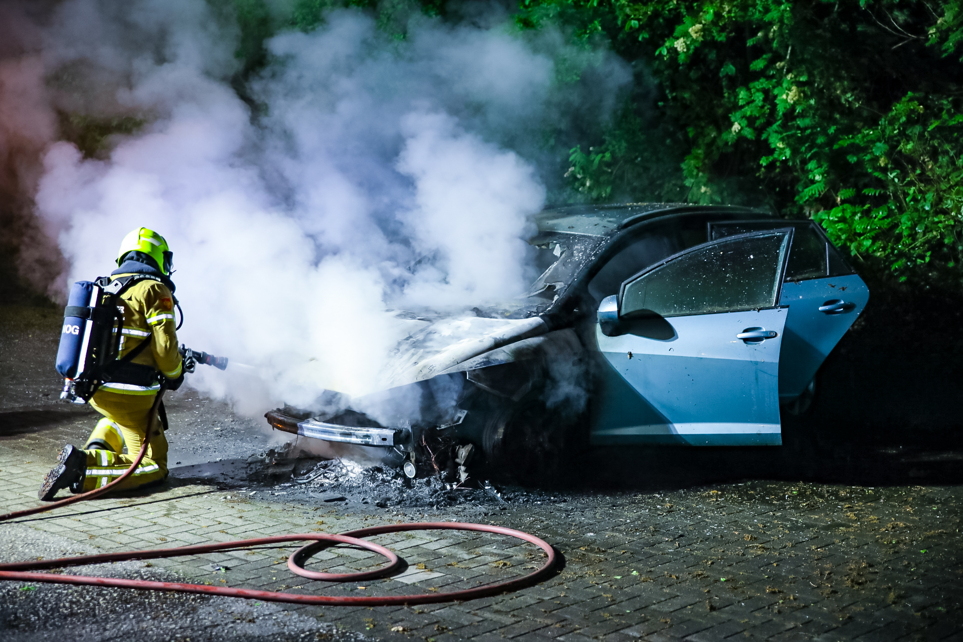 Auto volledig uitgebrand in Apeldoorn