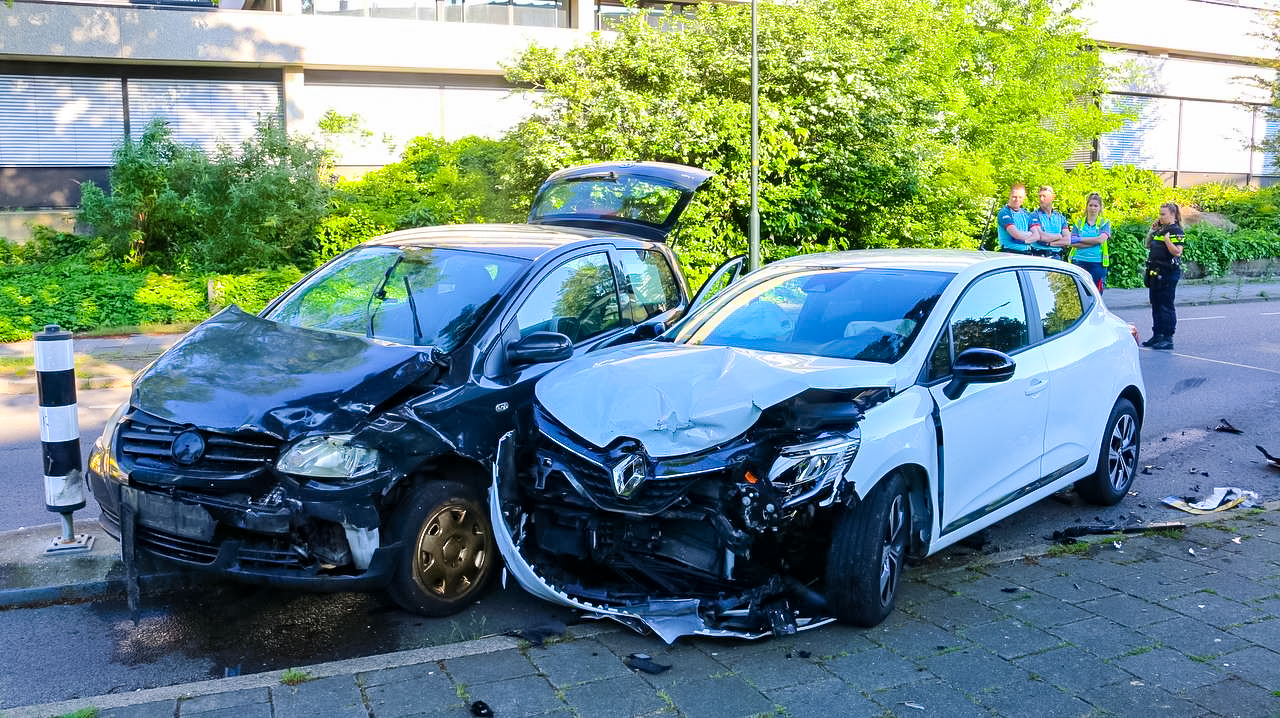 Bestuurder vlucht na ongeluk Fauststraat Apeldoorn