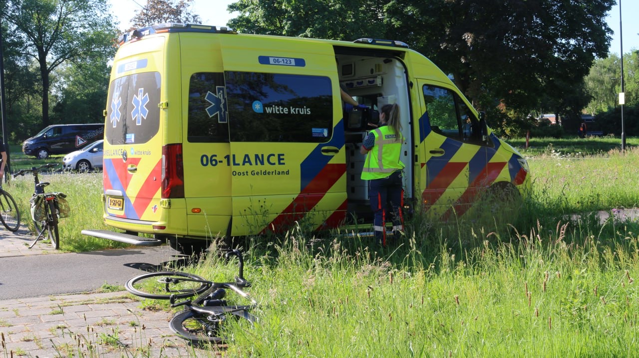 Fietsers botsen op fietspad; een gewonde naar het ziekenhuis