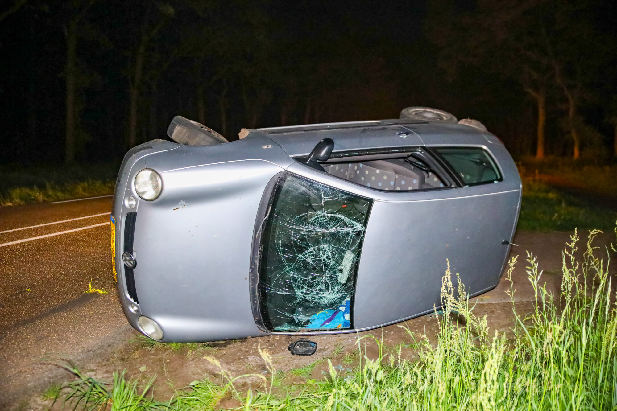 Auto belandt op zijn zijkant bij eenzijdig ongeluk Uddel