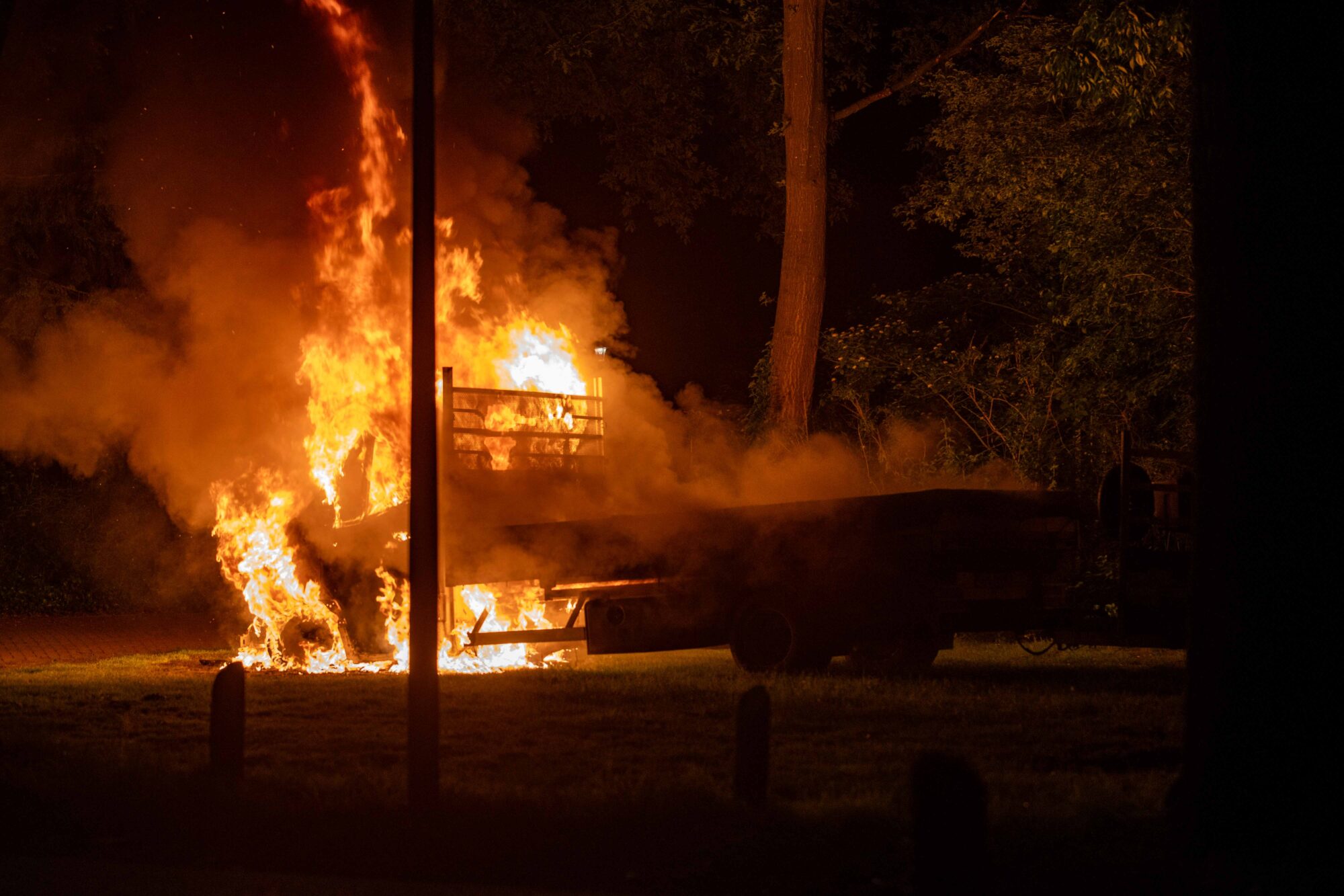 Felle brand verwoest busje in Deventer