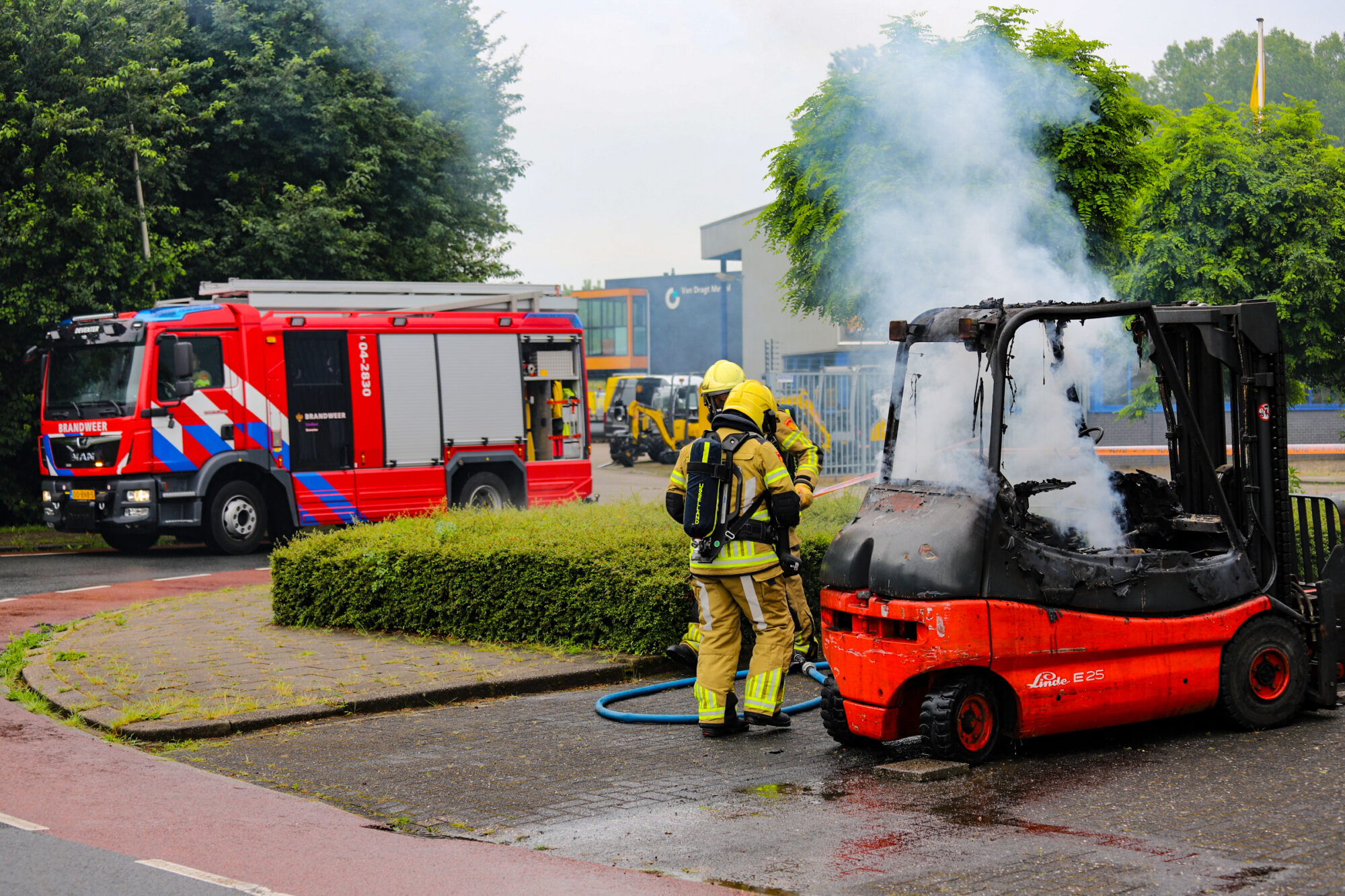 Brandende heftruck in bedrijfspand Deventer
