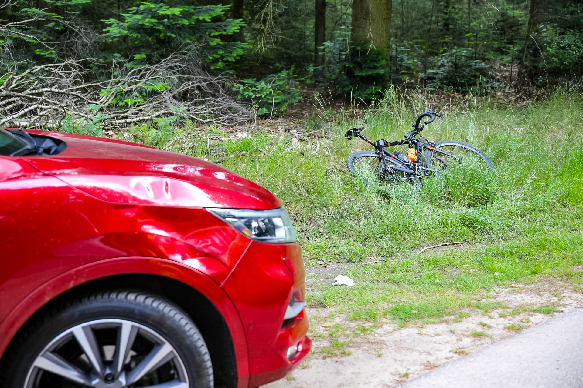 Wielrenner gewond na botsing met auto in Ugchelen