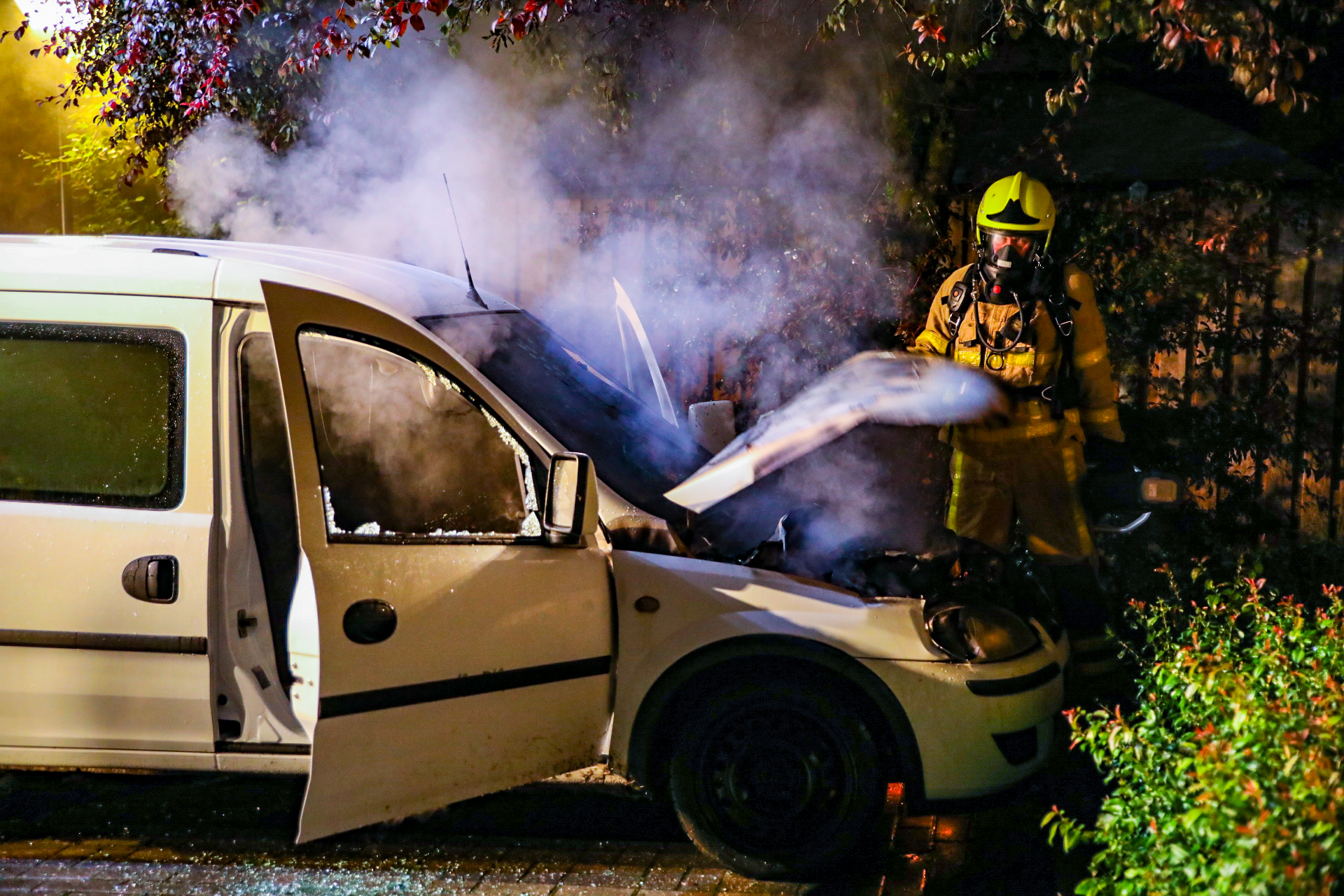 Voorzijde bestelauto vat vlam in Apeldoorn