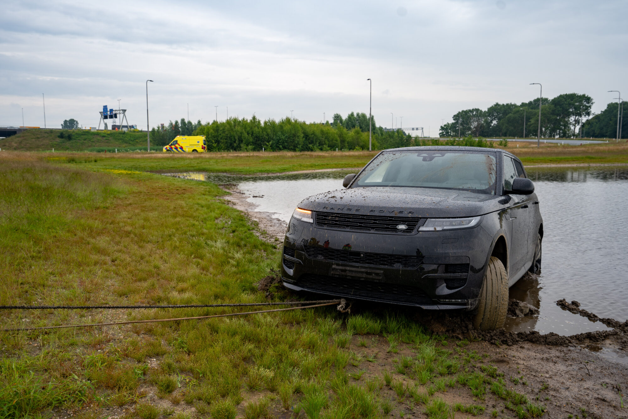 Automobilist belandt in grote plas langs A50 bij Apeldoorn