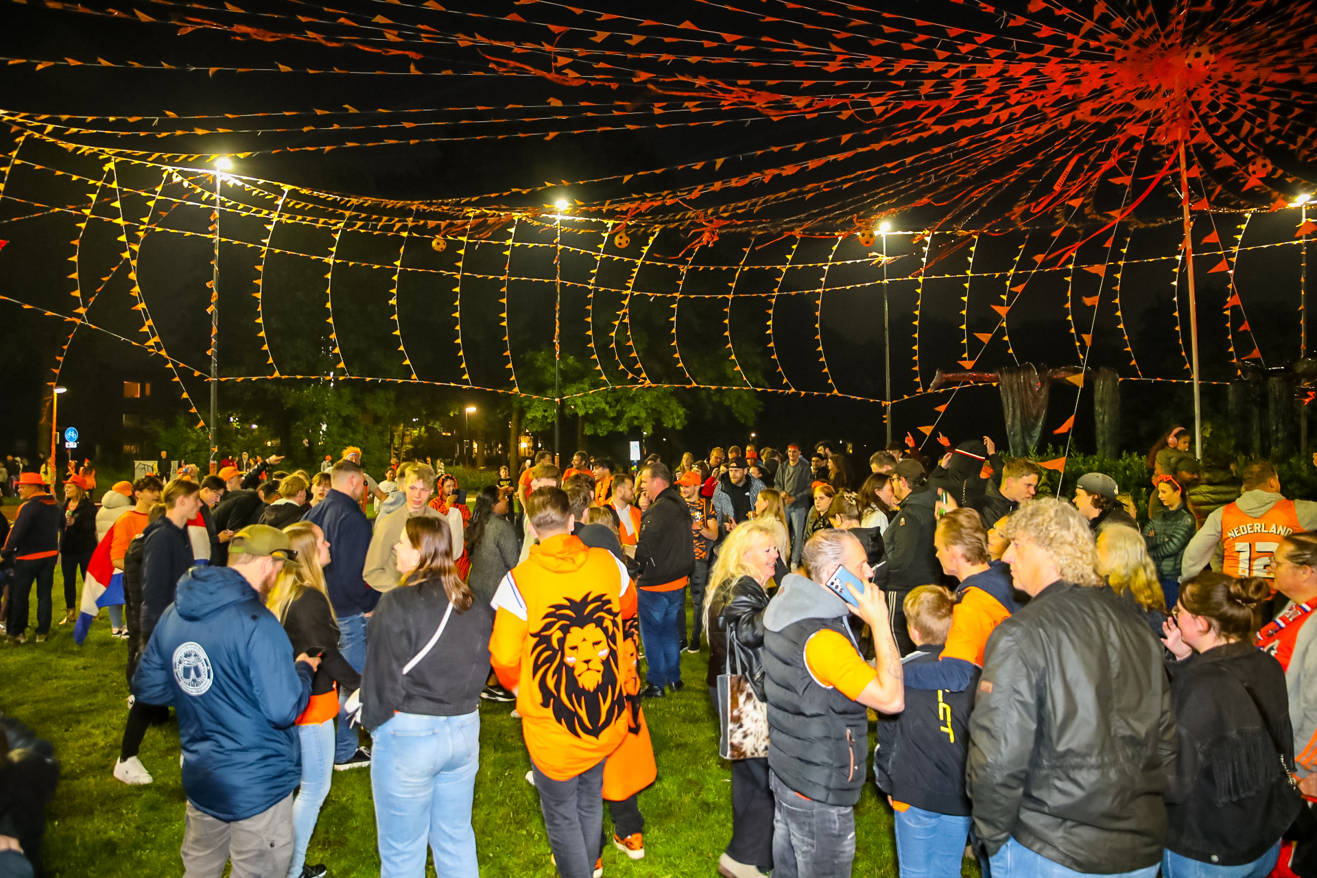 Feest op oranjerotonde in Apeldoorn na gelijkspel