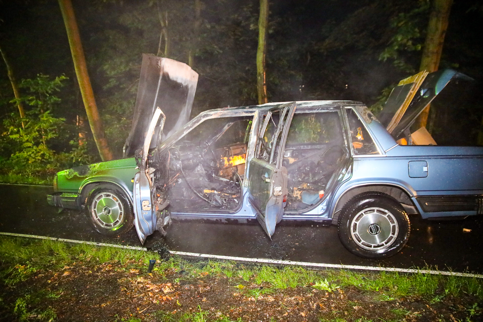 Volvo uit 1985 vat vlam op Loenenseweg bij Beekbergen