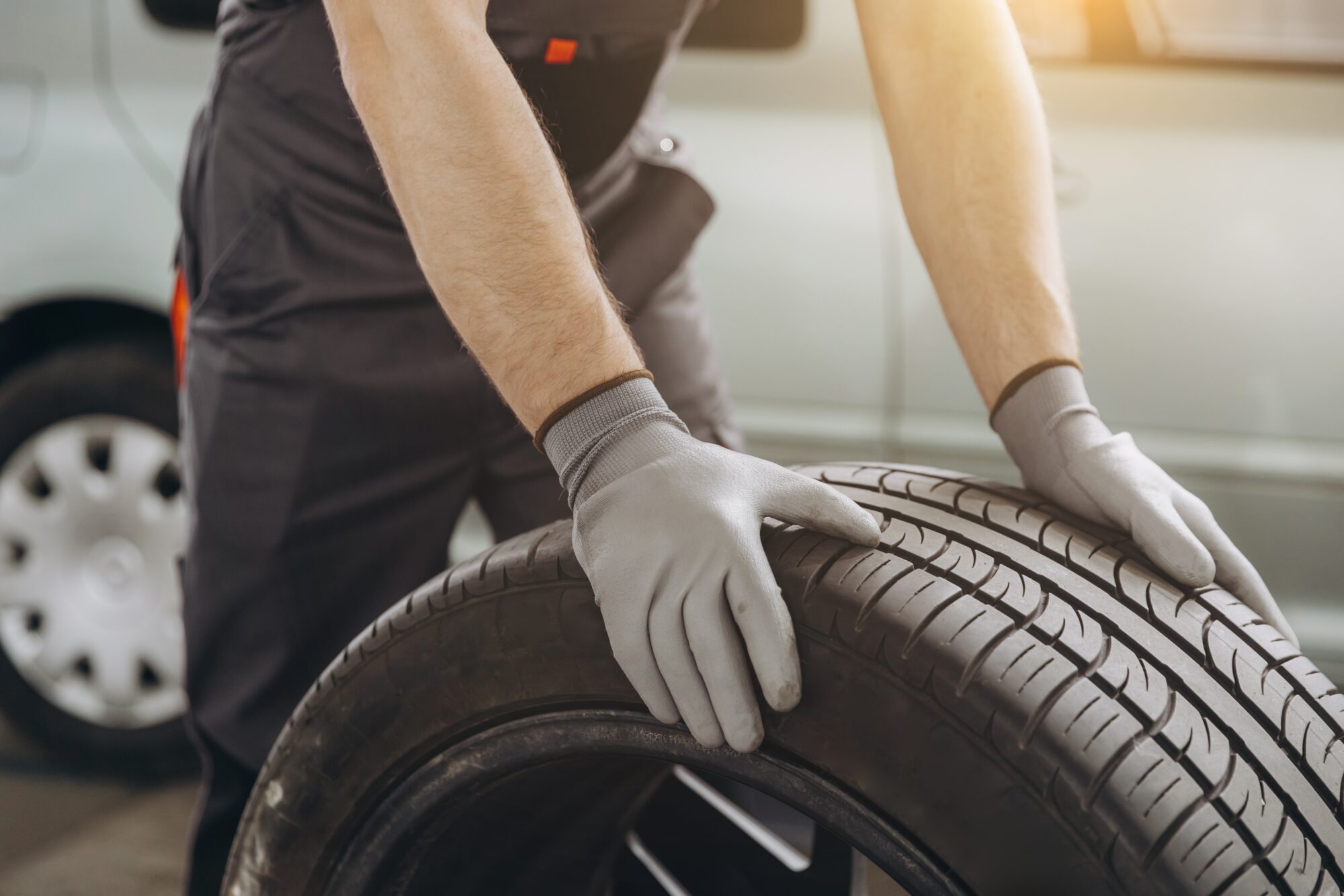 Radiaal vs. diagonaalbanden: Begrijp de verschillen voor een optimale bandenselectie en waarom een bandenreparatieset onmisbaar is voor je auto