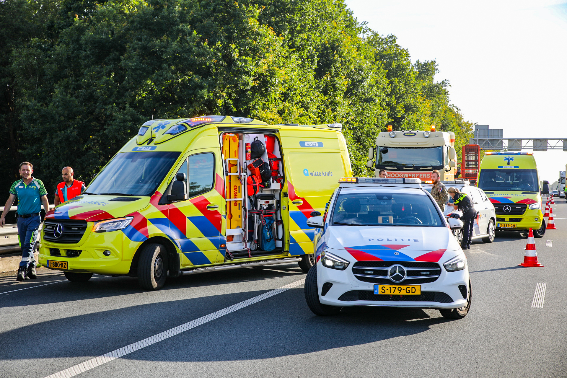 Voetganger aangereden op snelweg A50 bij Loenen door vrachtwagen