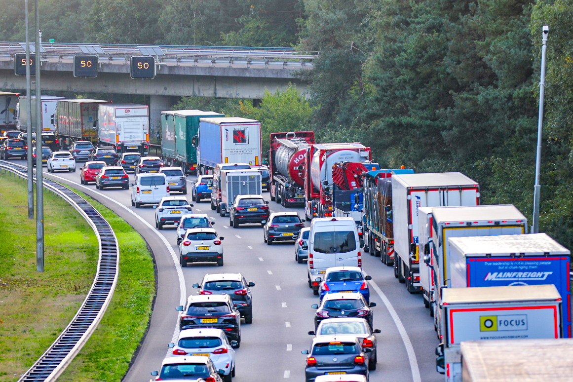 Lange file op A50 naar Arnhem wegens ongeluk