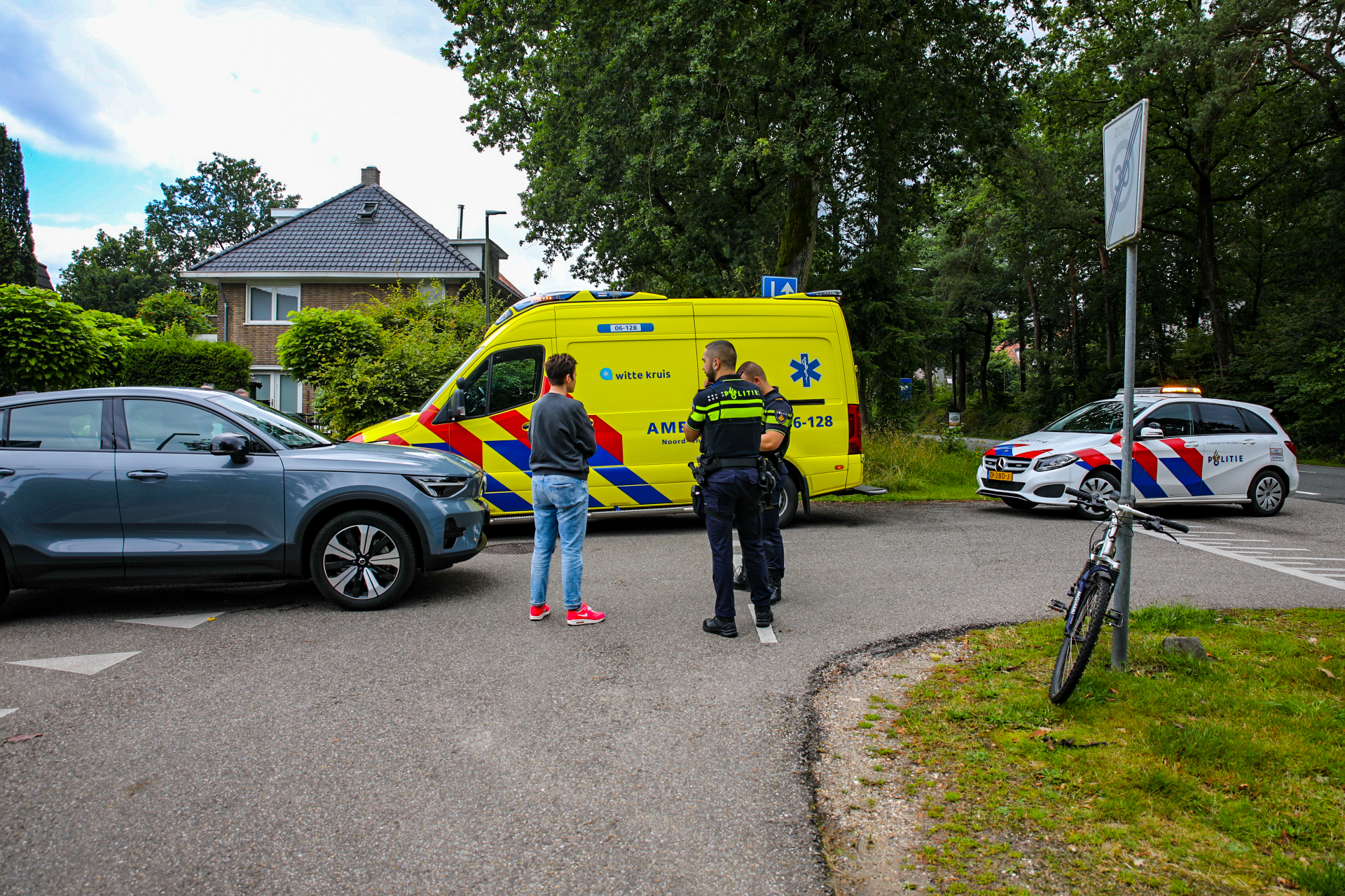 Fietser lichtgewond na ongeluk Jachtlaan Apeldoorn