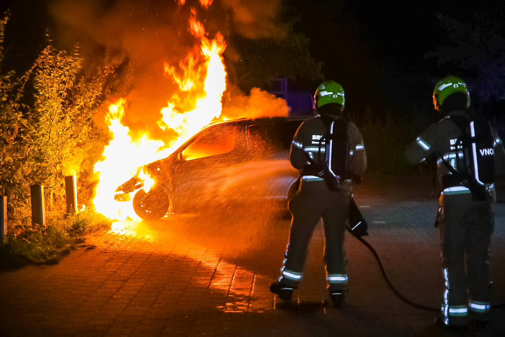 Auto volledig uitgebrand op parkeerplaats in Apeldoorn