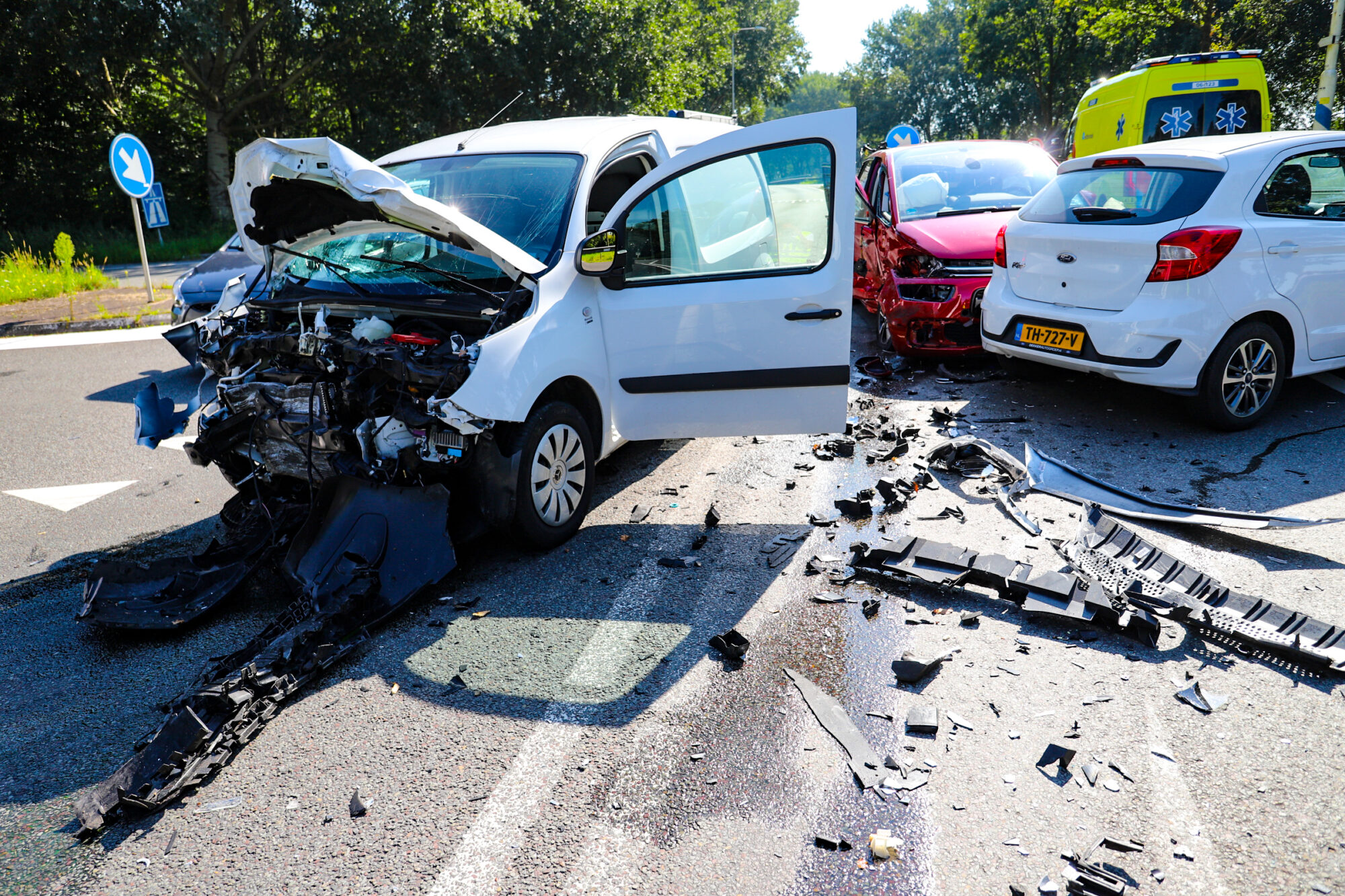 Ravage na botsing tussen drie auto’s in Vaassen