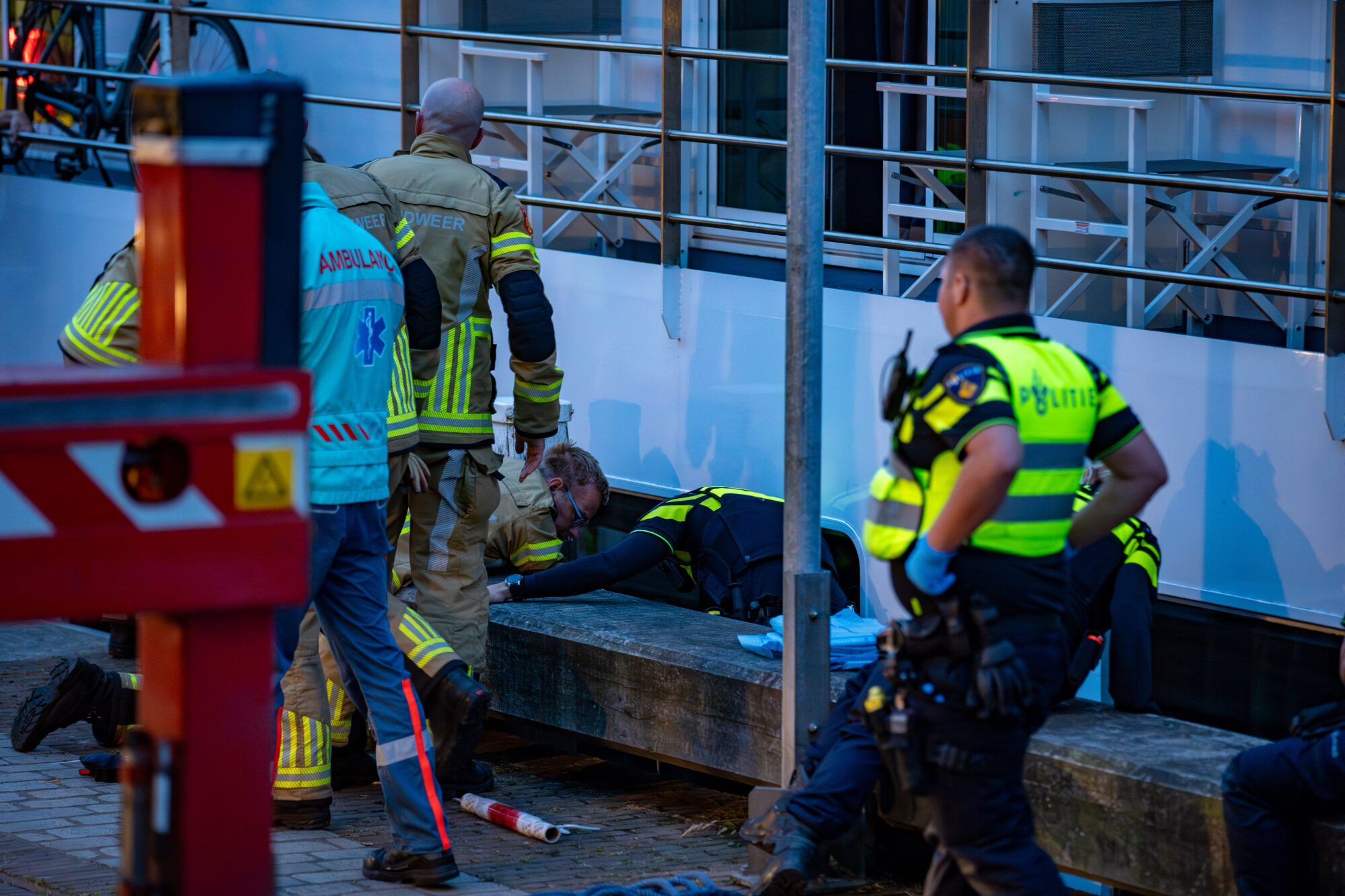 Man valt tussen wal en schip in Deventer en raakt gewond