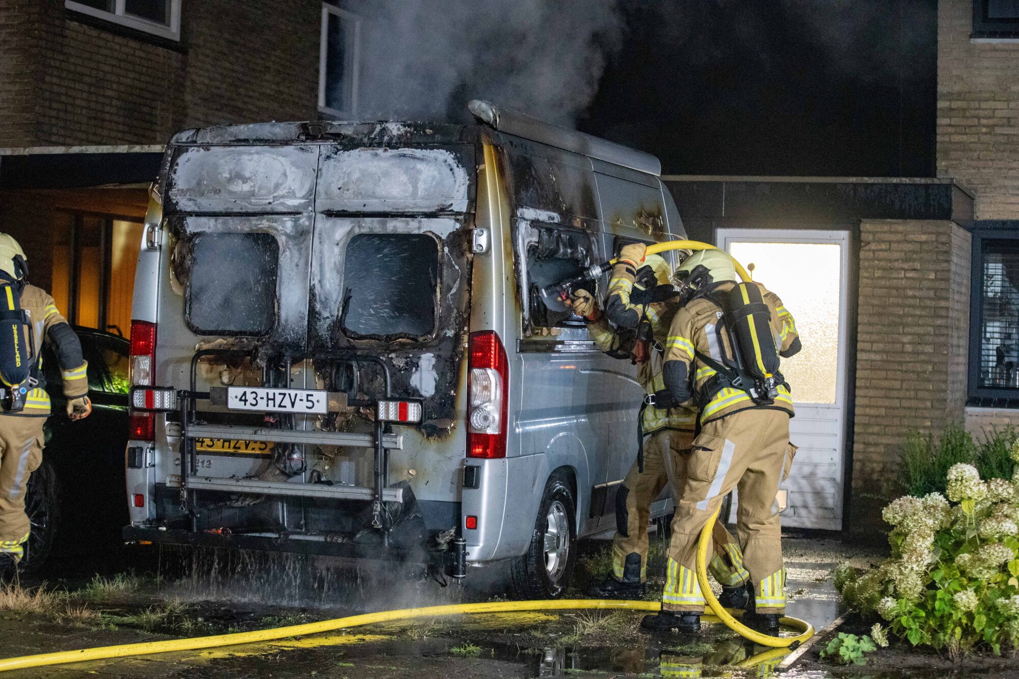 Camper fors beschadigd door brand in Bathmen