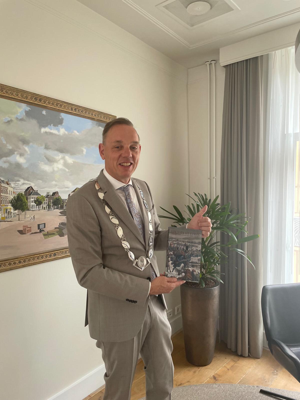 Burgemeester blij met historisch boek