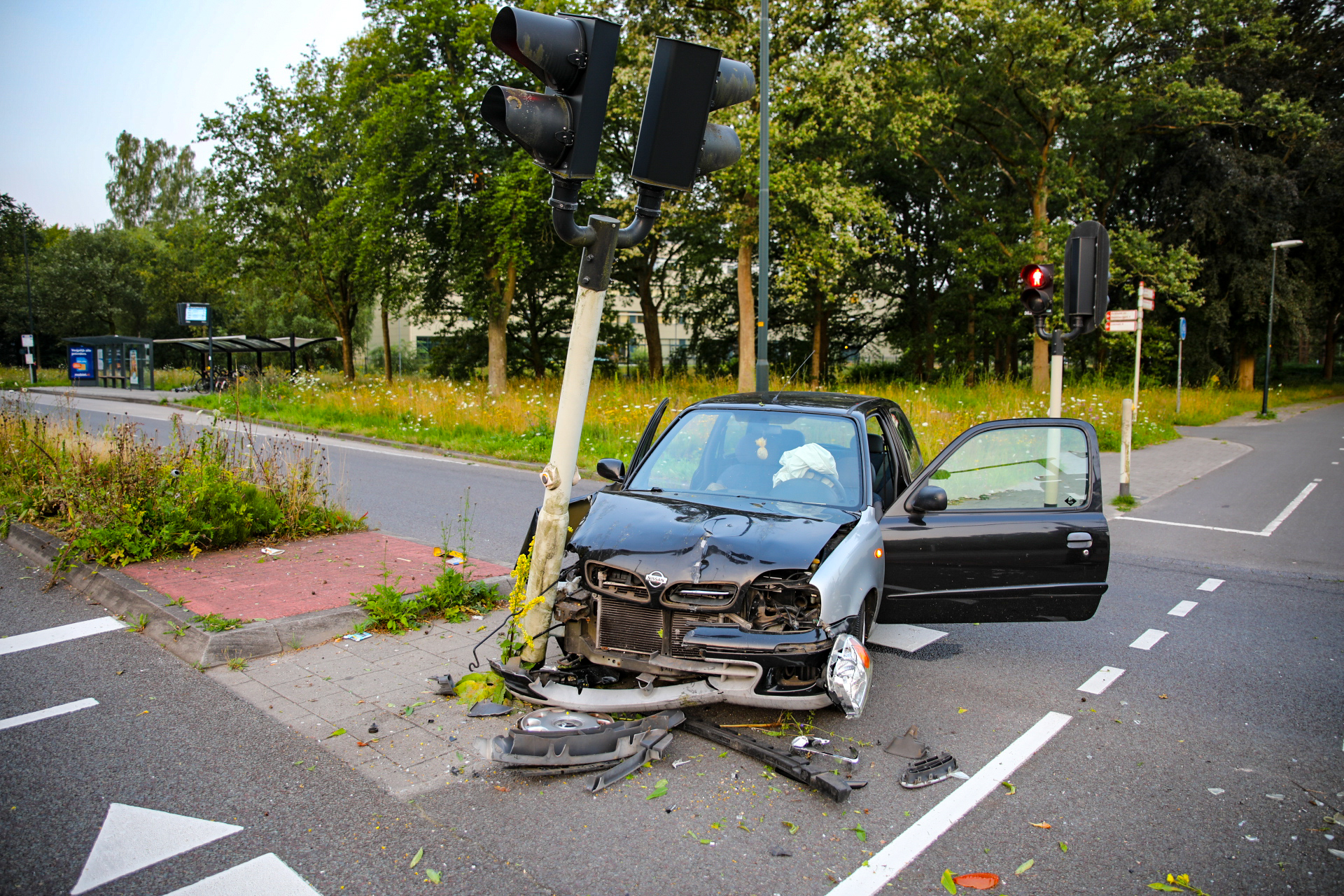 Automobilist gewond na ongeluk op Arnhemseweg in Apeldoorn