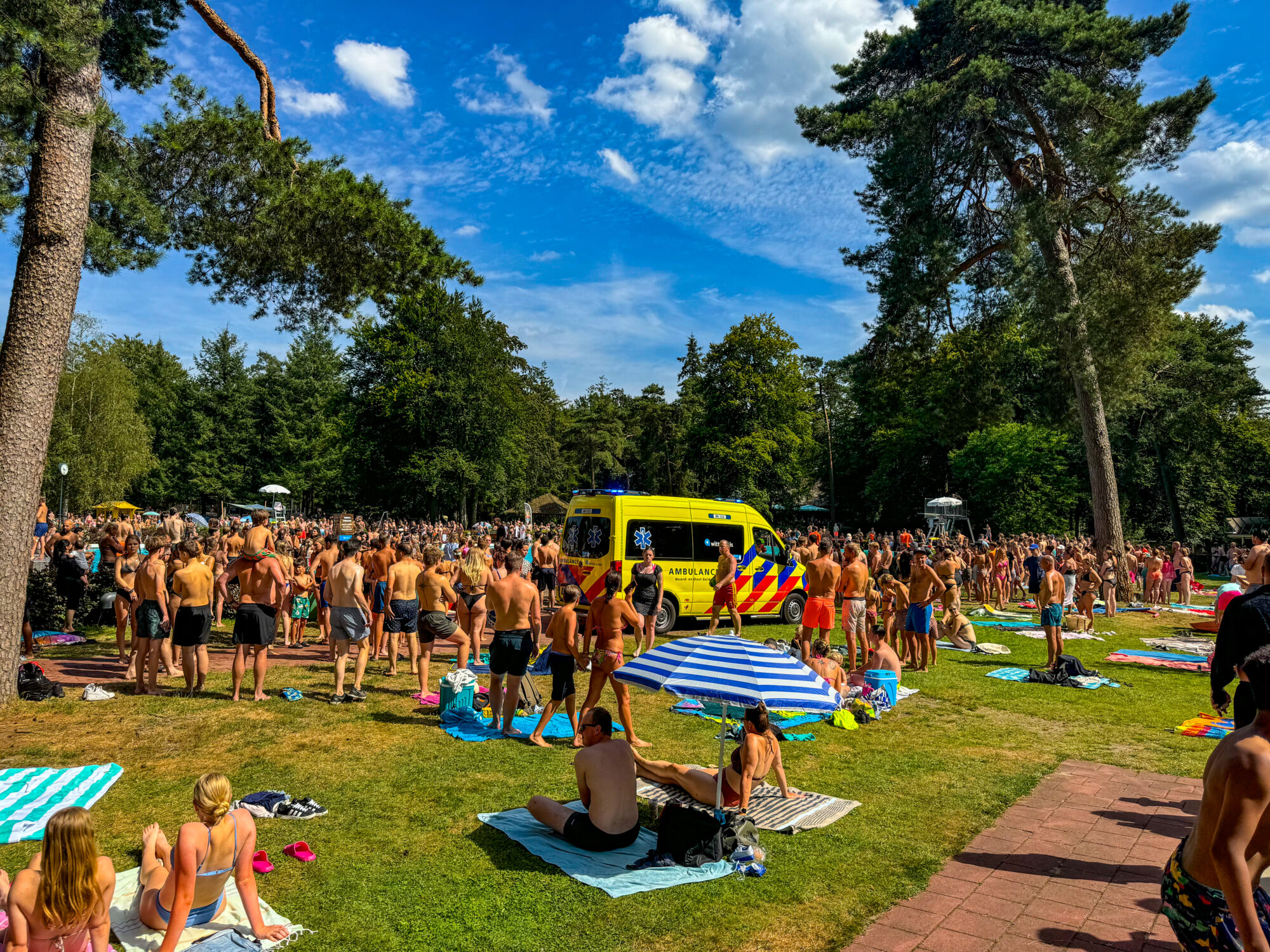 Zwemmer uit druk Boschbad gered in Apeldoorn