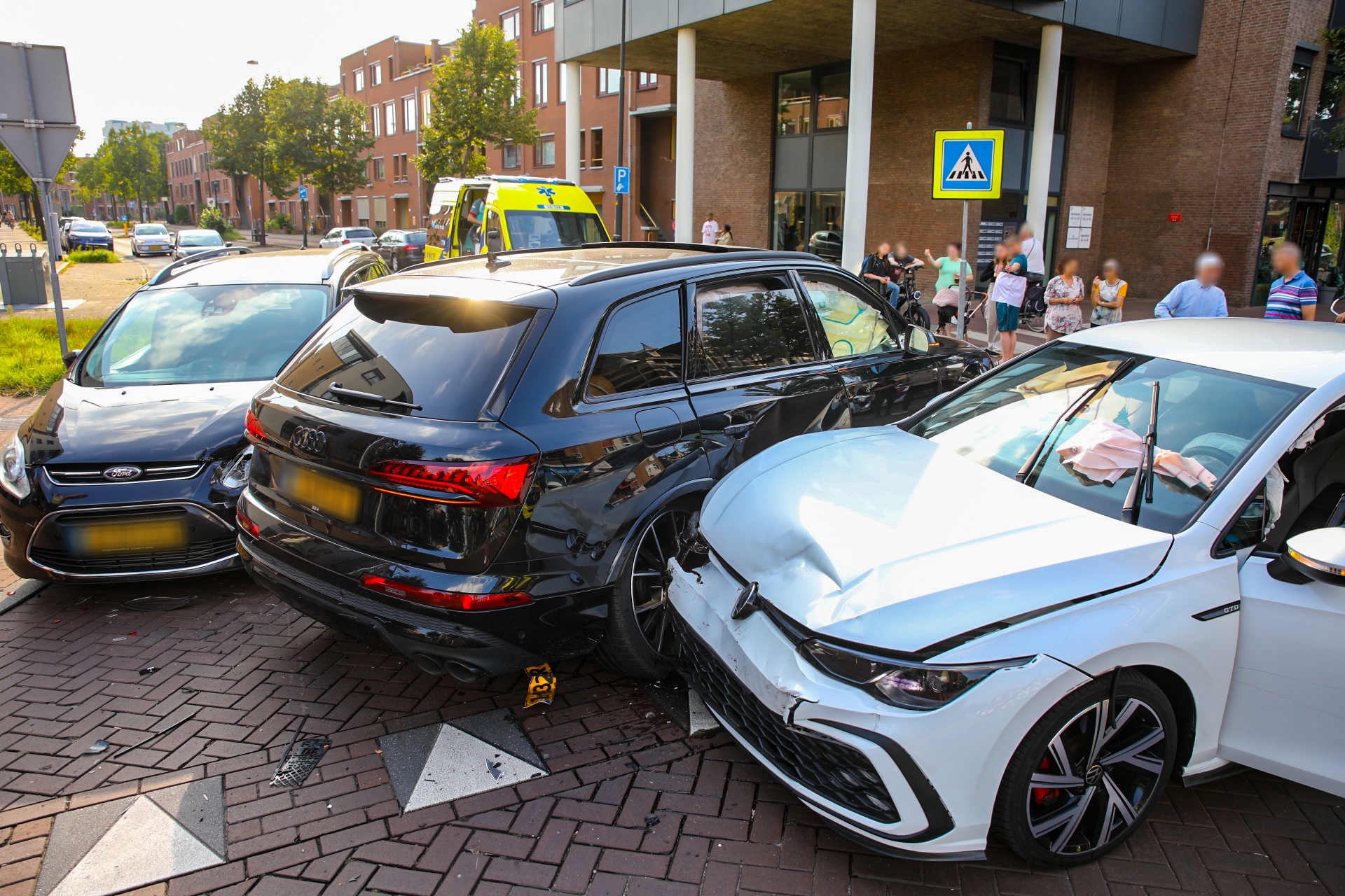 Drie auto’s zwaar beschadigd na ongeluk Kalverstraat