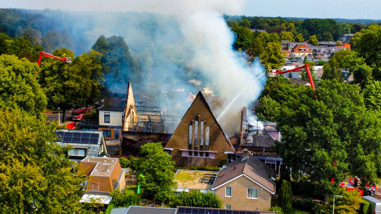 Grote brand verwoest Regenboogkerk in Epe