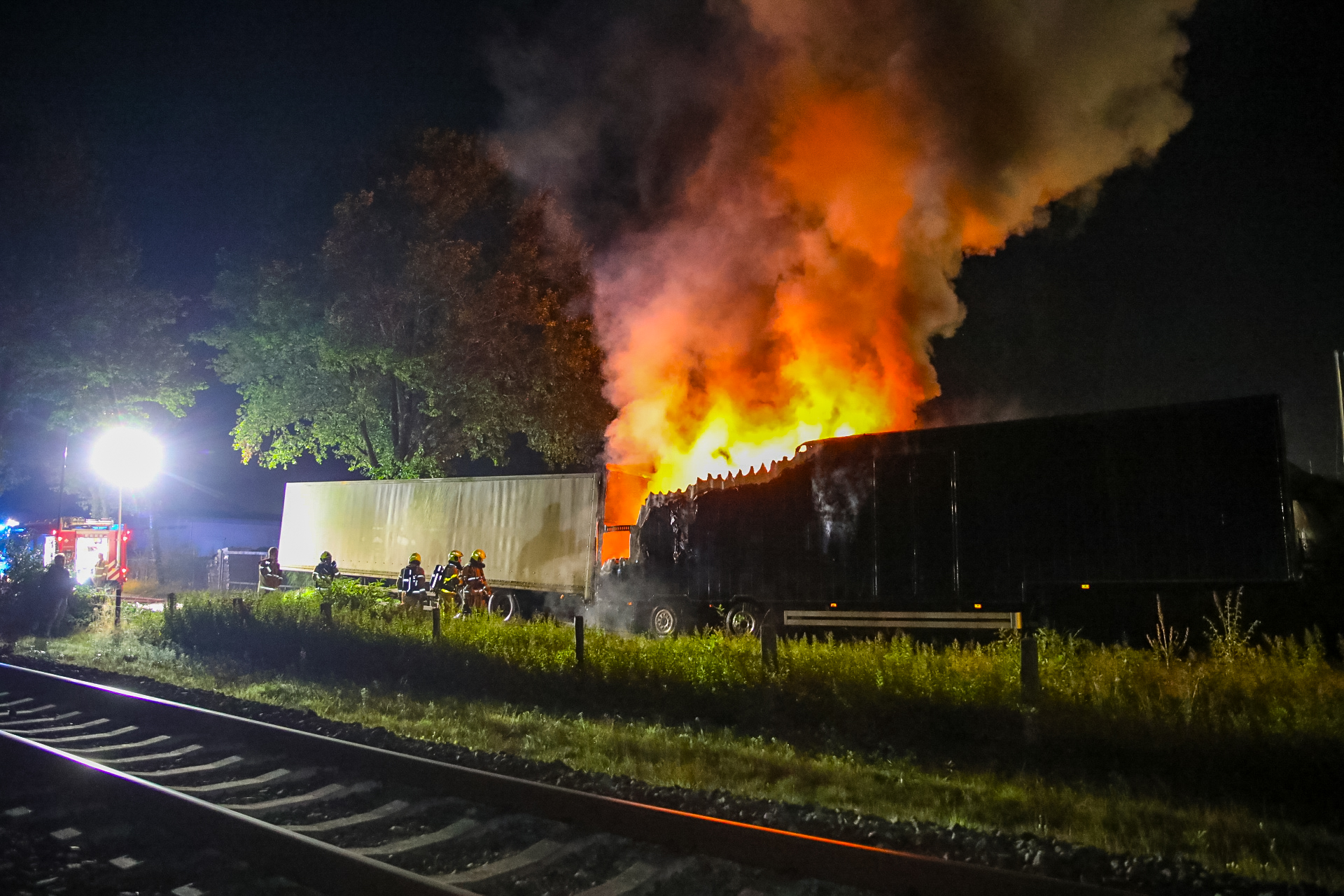 Trailer volledig in brand in Apeldoorn