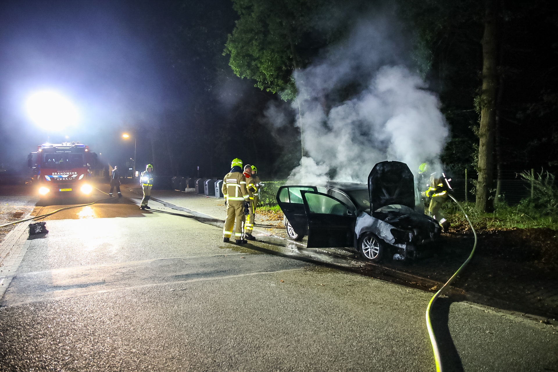 Auto gaat in vlammen op in Wenum Wiesel