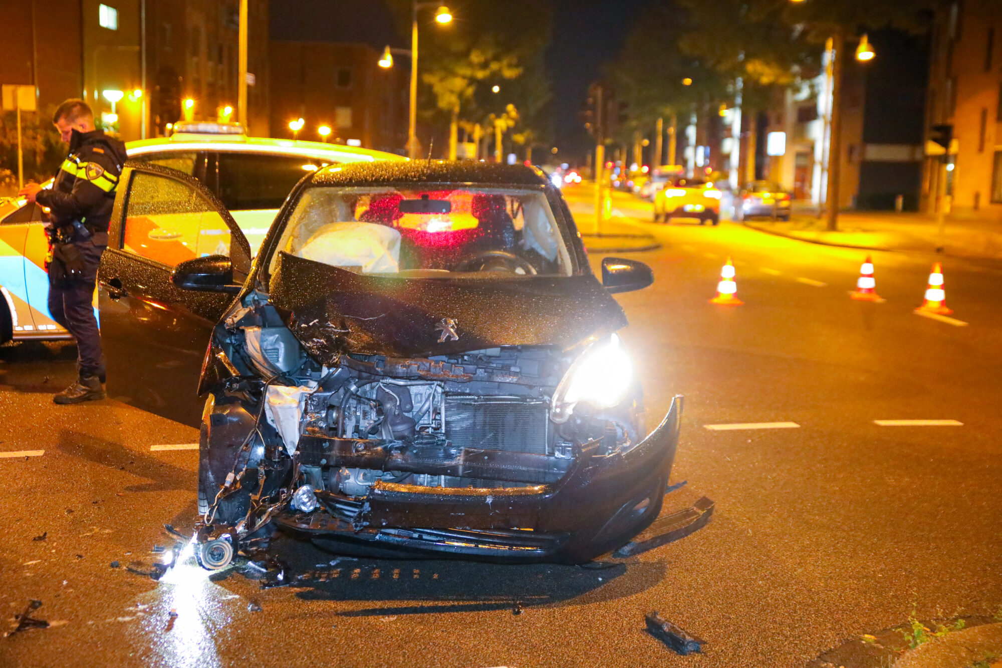 Twee auto’s in de kreukels na ongeluk in Apeldoorn