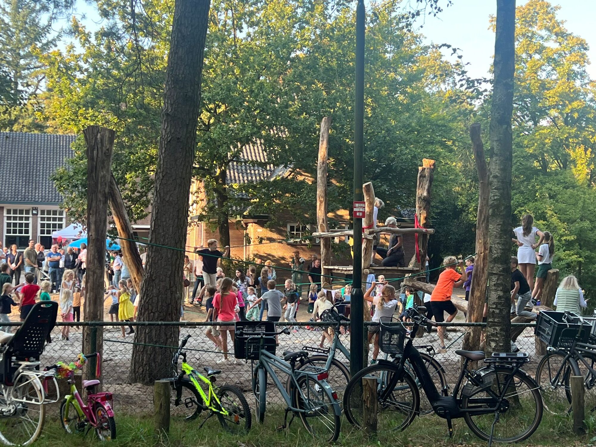 Groenste schoolplein van Apeldoorn feestelijk geopend