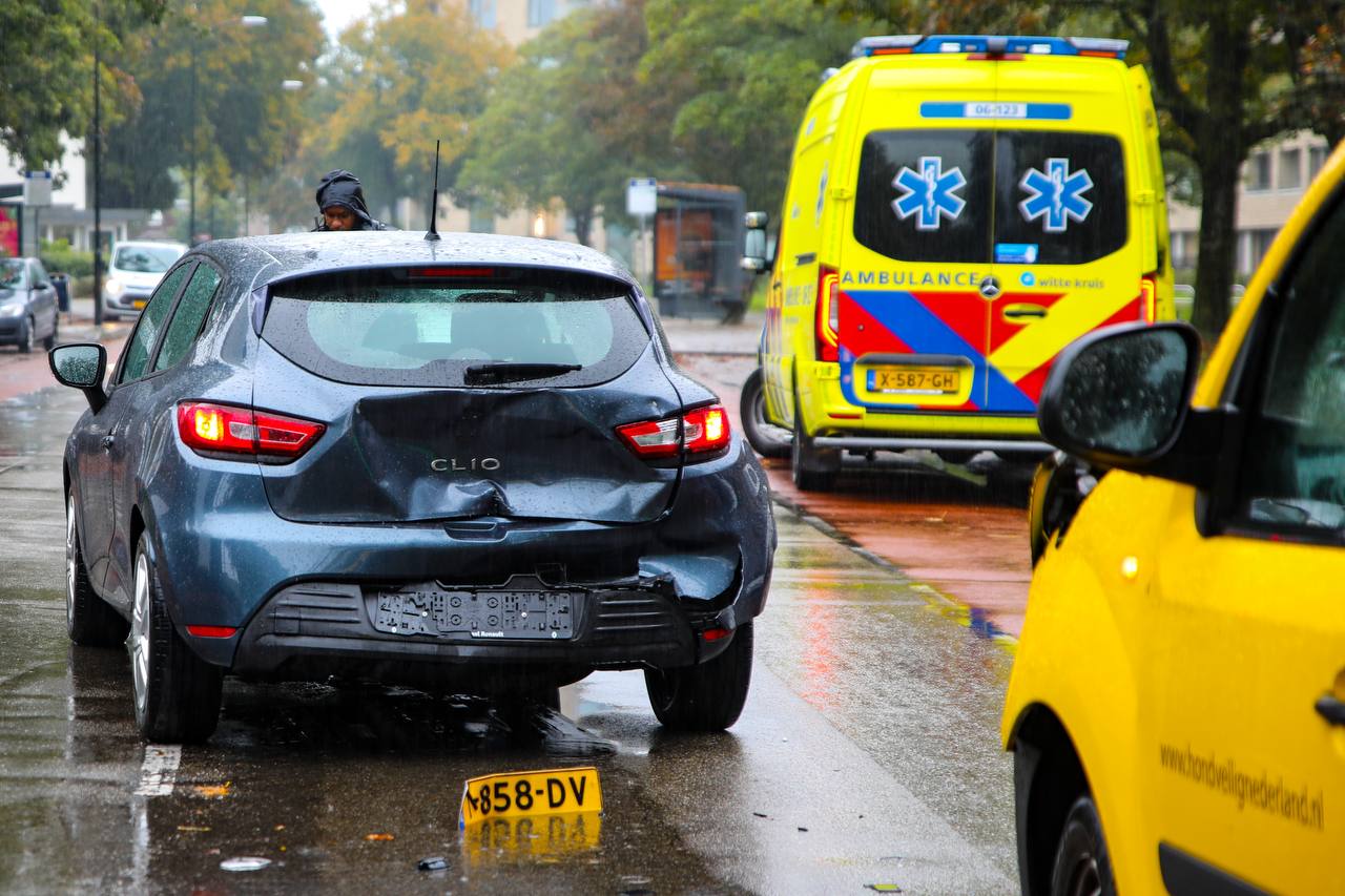 Veel schade na kopstaart aanrijding in Apeldoorn