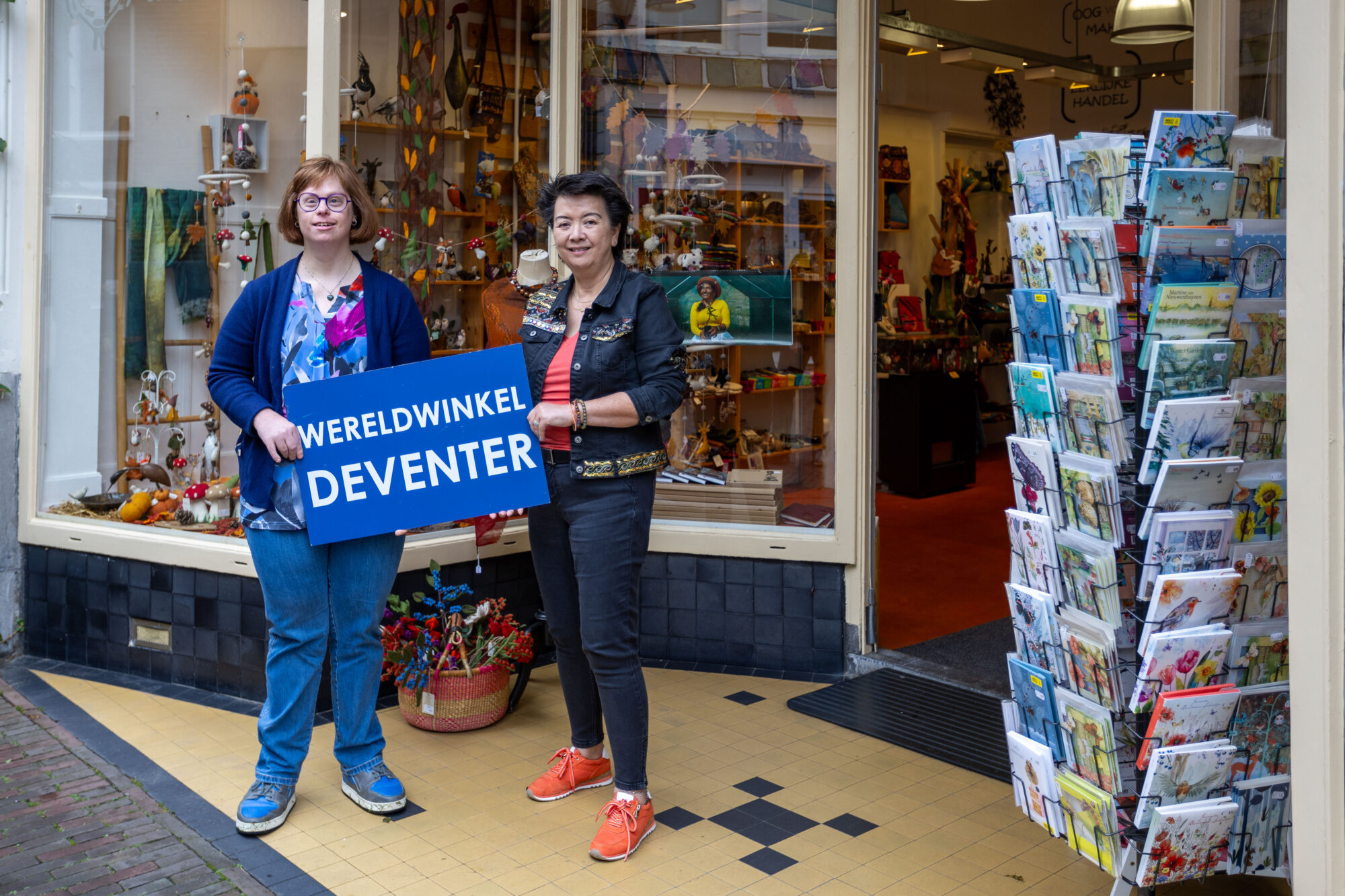 Prachtige cheque van Wereldwinkel Deventer voor Bulungi