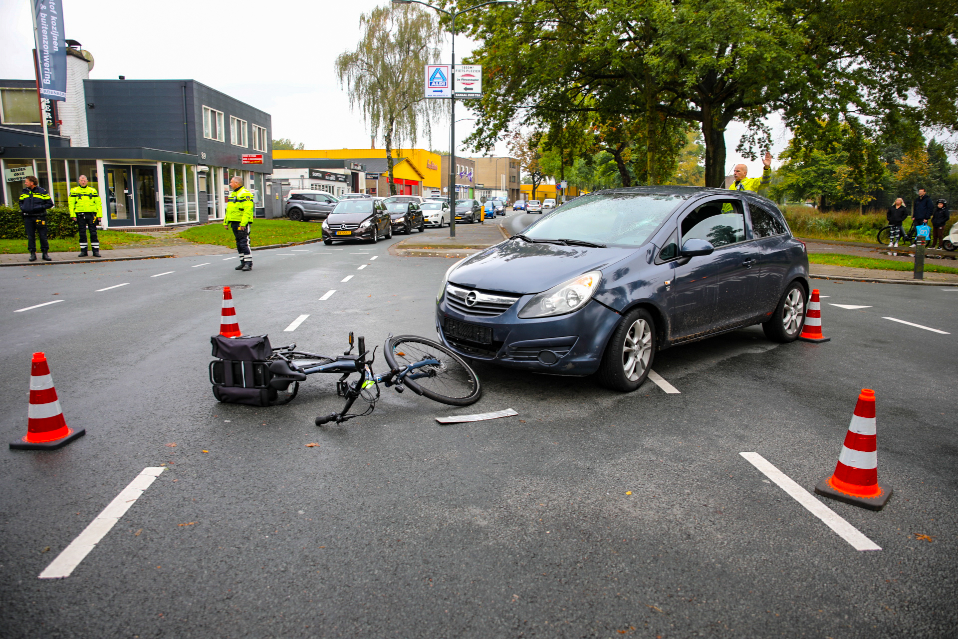 Automobilist onder invloed rijdt fietsster aan in Apeldoorn