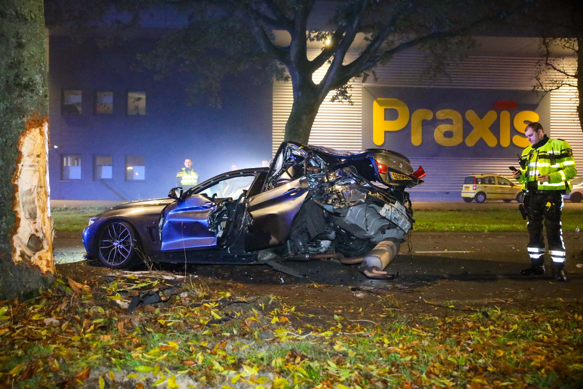 Bestuurder 27 negeert stopteken van politie, crasht tegen boom en overlijdt