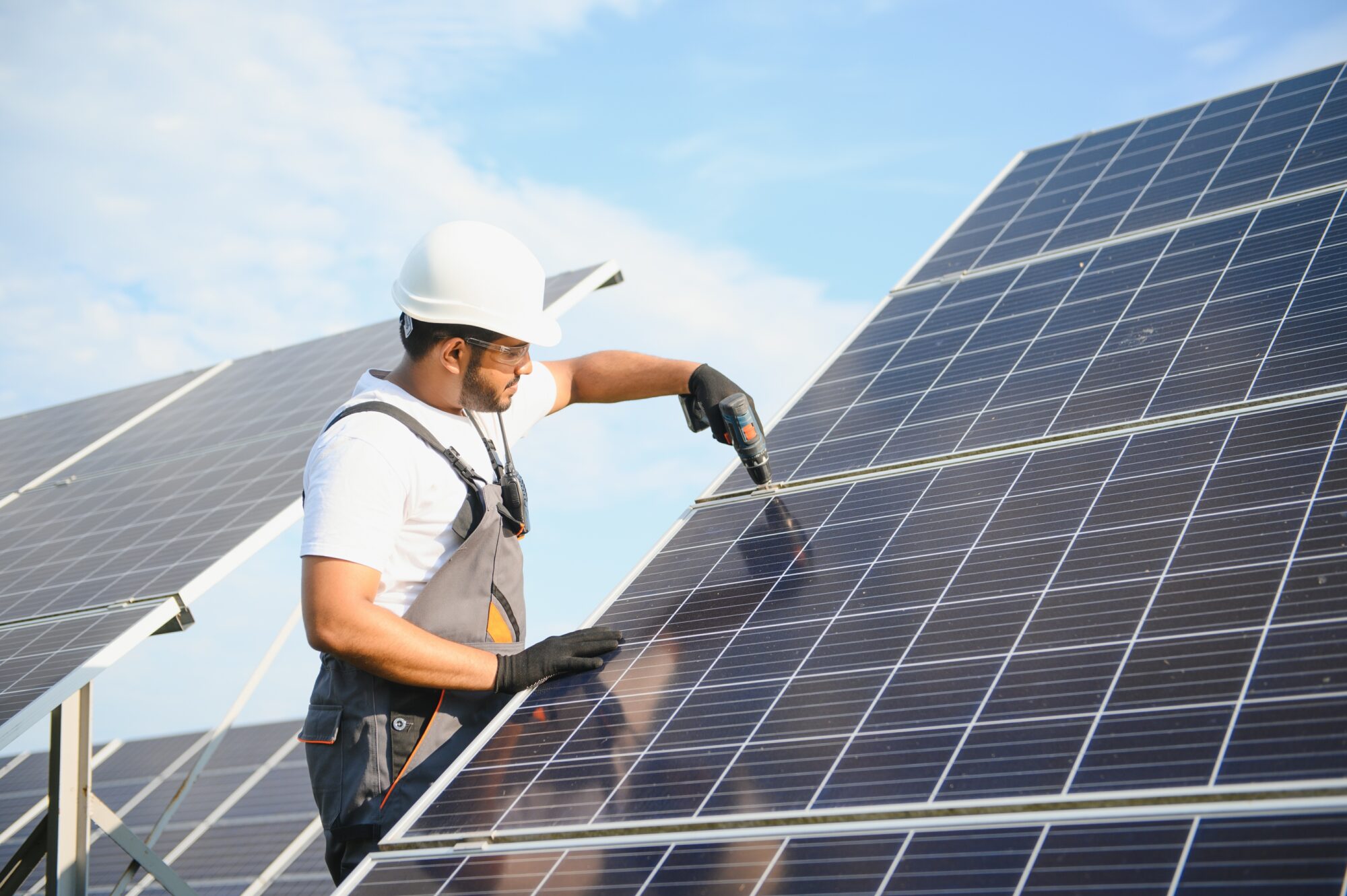 Zonnepanelen en dakrenovatie: Een slimme zakelijke investering